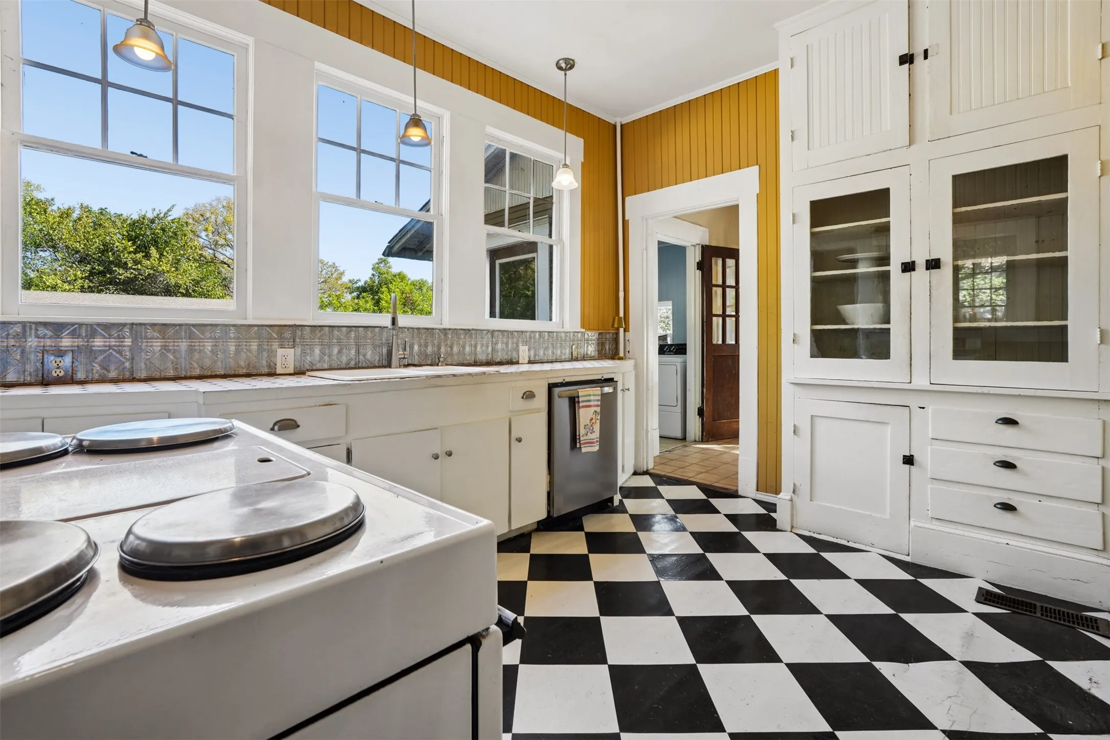 Single Family Residence For Sale in Ellis County , 400 W Gilmer Street, Ennis, Texas 75119, 3 Bedroom, 2 Bathroom, Garage spaces, 1,946 Sqft, built in 1915, mls#21366310, Real Estate Agent in Ennis, Homes For Sale in Ellis county, Homes For Sale in Ennis, Realtor in Ennis Texas, Real Estate Brokerage Independent Realty Texas, Luminita Cordes Realtor