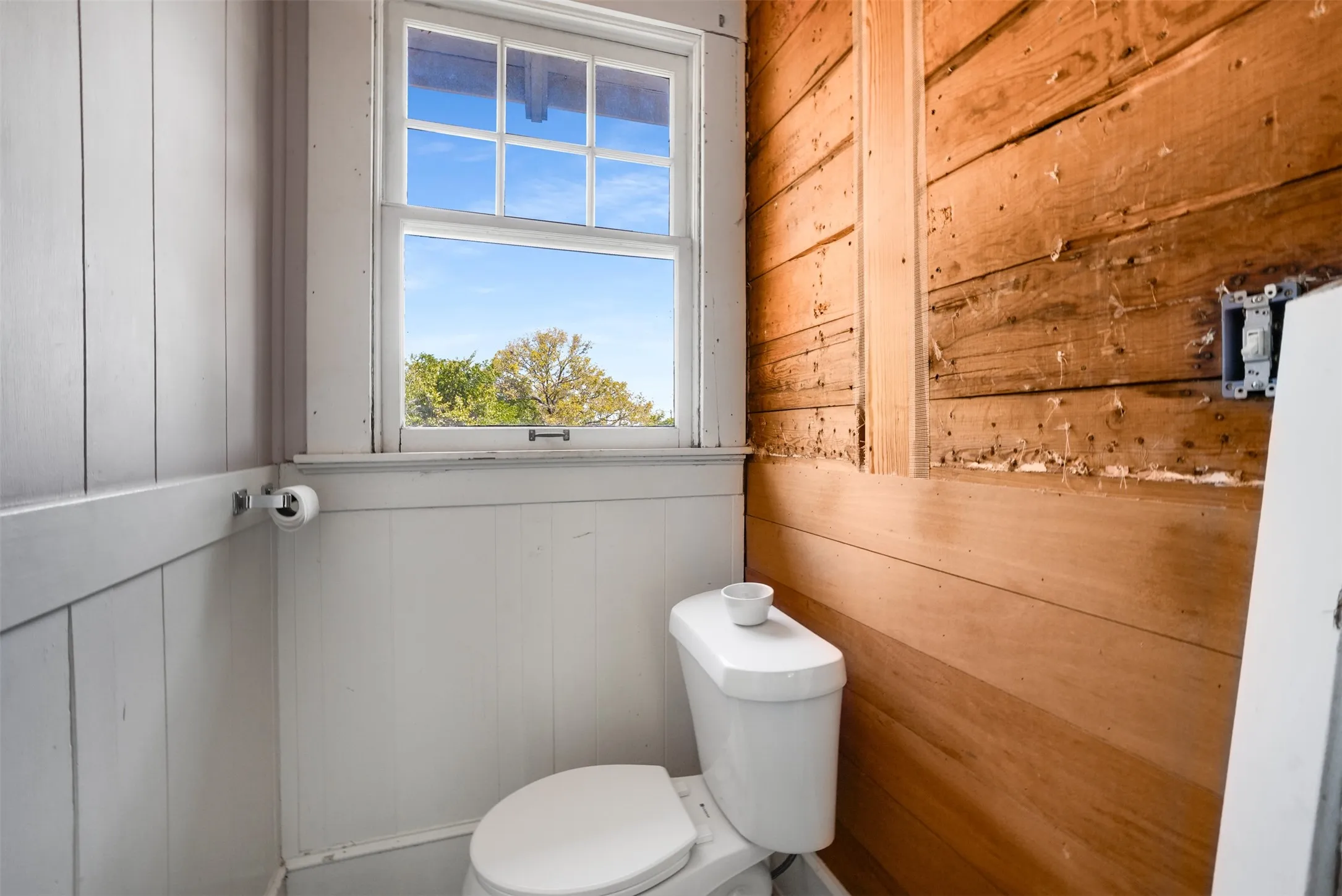 Single Family Residence For Sale in Ellis County , 400 W Gilmer Street, Ennis, Texas 75119, 3 Bedroom, 2 Bathroom, Garage spaces, 1,946 Sqft, built in 1915, mls#21366310, Real Estate Agent in Ennis, Homes For Sale in Ellis county, Homes For Sale in Ennis, Realtor in Ennis Texas, Real Estate Brokerage Independent Realty Texas, Luminita Cordes Realtor
