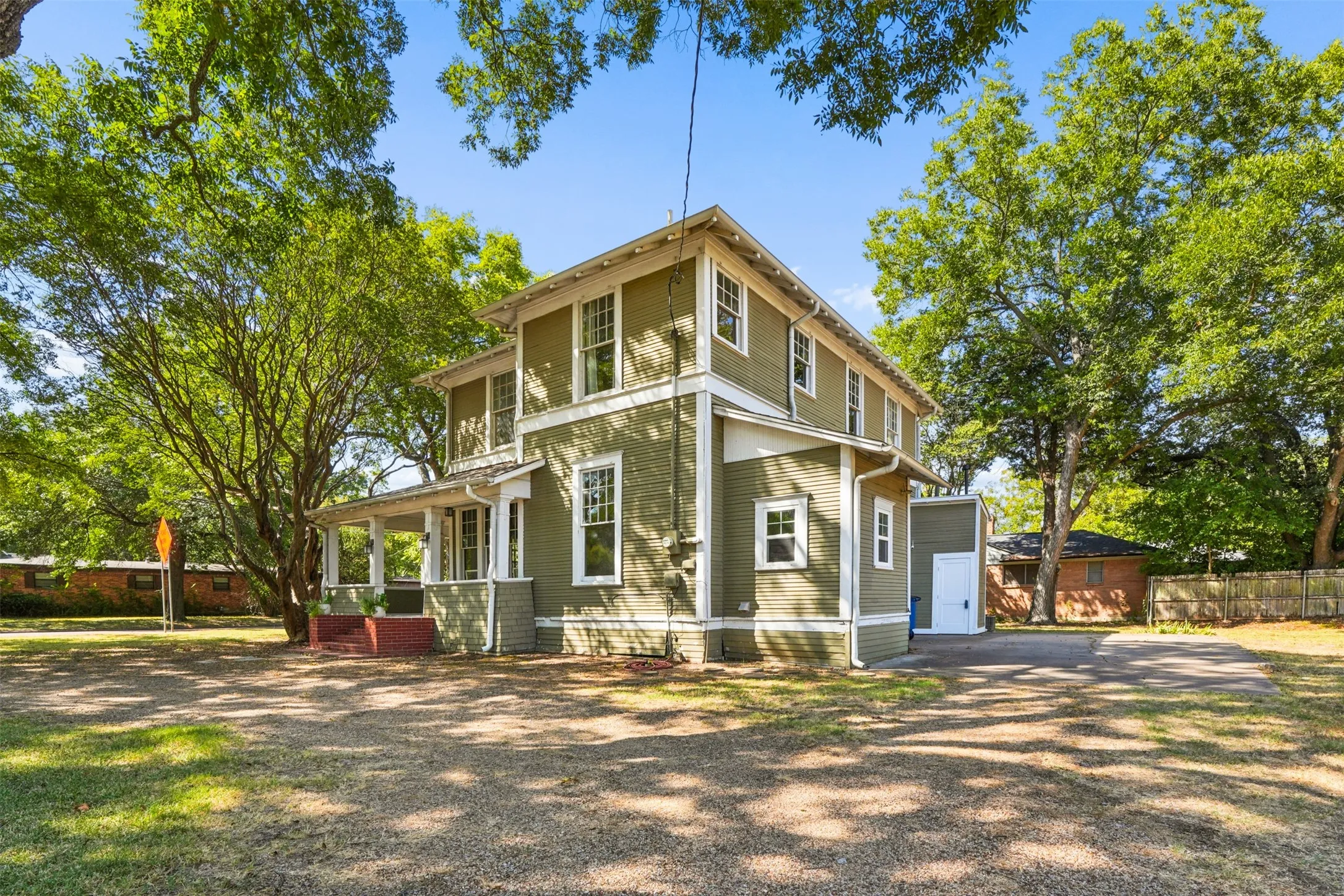 Single Family Residence For Sale in Ellis County , 400 W Gilmer Street, Ennis, Texas 75119, 3 Bedroom, 2 Bathroom, Garage spaces, 1,946 Sqft, built in 1915, mls#21366310, Real Estate Agent in Ennis, Homes For Sale in Ellis county, Homes For Sale in Ennis, Realtor in Ennis Texas, Real Estate Brokerage Independent Realty Texas, Luminita Cordes Realtor