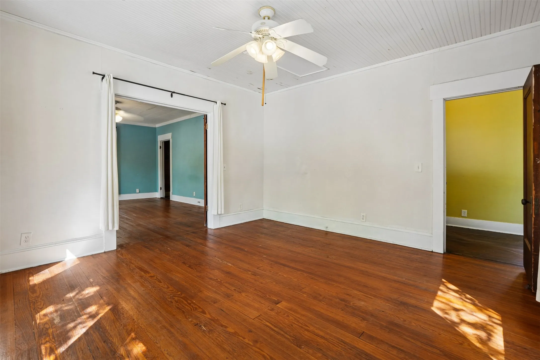 Single Family Residence For Sale in Ellis County , 400 W Gilmer Street, Ennis, Texas 75119, 3 Bedroom, 2 Bathroom, Garage spaces, 1,946 Sqft, built in 1915, mls#21366310, Real Estate Agent in Ennis, Homes For Sale in Ellis county, Homes For Sale in Ennis, Realtor in Ennis Texas, Real Estate Brokerage Independent Realty Texas, Luminita Cordes Realtor