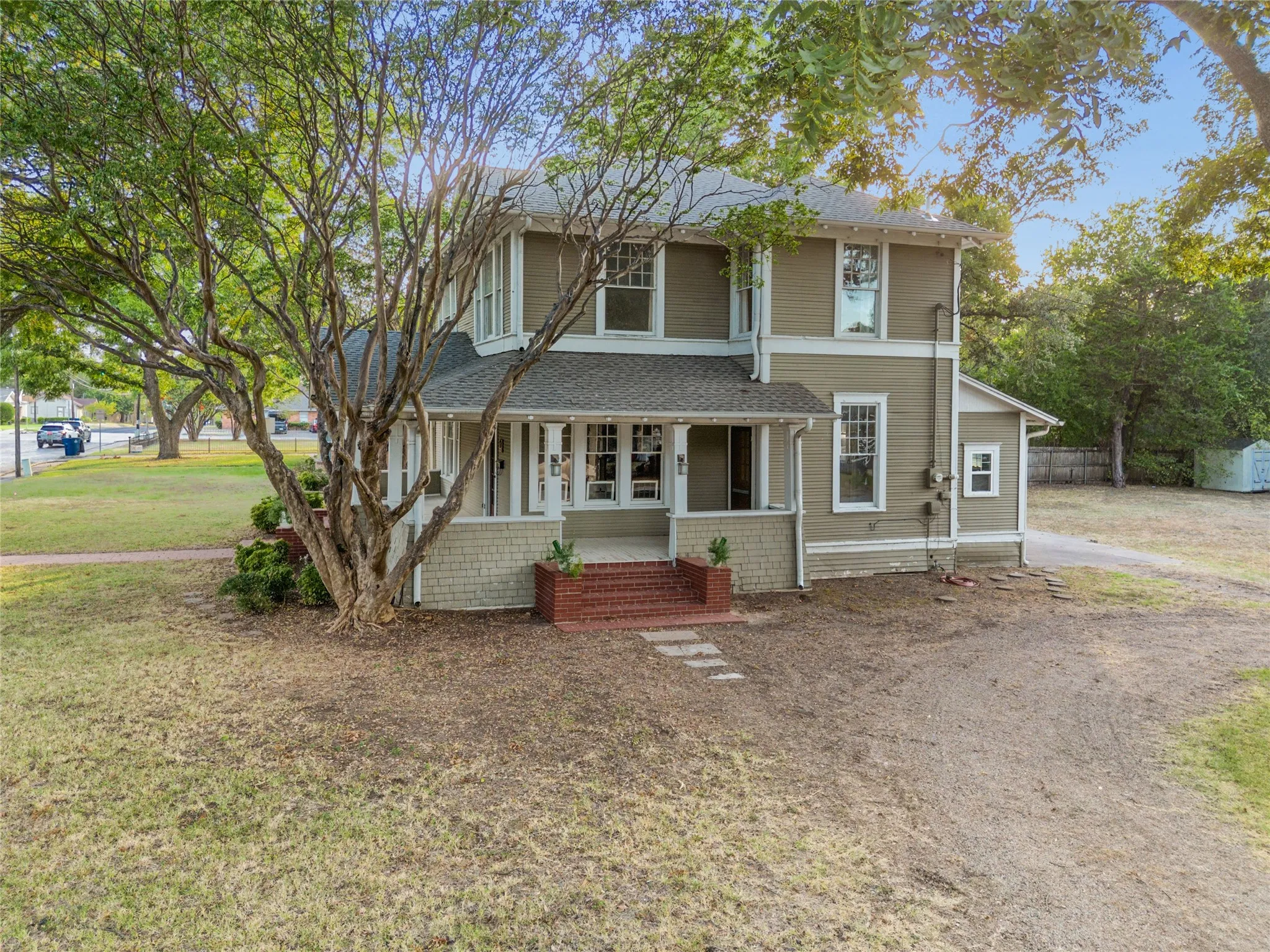 Single Family Residence For Sale in Ellis County , 400 W Gilmer Street, Ennis, Texas 75119, 3 Bedroom, 2 Bathroom, Garage spaces, 1,946 Sqft, built in 1915, mls#21366310, Real Estate Agent in Ennis, Homes For Sale in Ellis county, Homes For Sale in Ennis, Realtor in Ennis Texas, Real Estate Brokerage Independent Realty Texas, Luminita Cordes Realtor