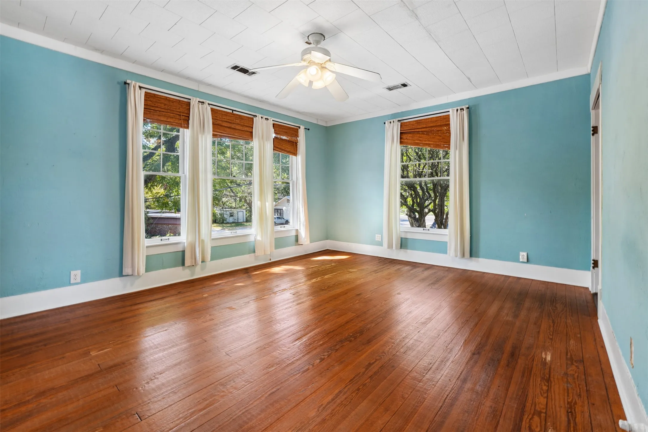 Single Family Residence For Sale in Ellis County , 400 W Gilmer Street, Ennis, Texas 75119, 3 Bedroom, 2 Bathroom, Garage spaces, 1,946 Sqft, built in 1915, mls#21366310, Real Estate Agent in Ennis, Homes For Sale in Ellis county, Homes For Sale in Ennis, Realtor in Ennis Texas, Real Estate Brokerage Independent Realty Texas, Luminita Cordes Realtor
