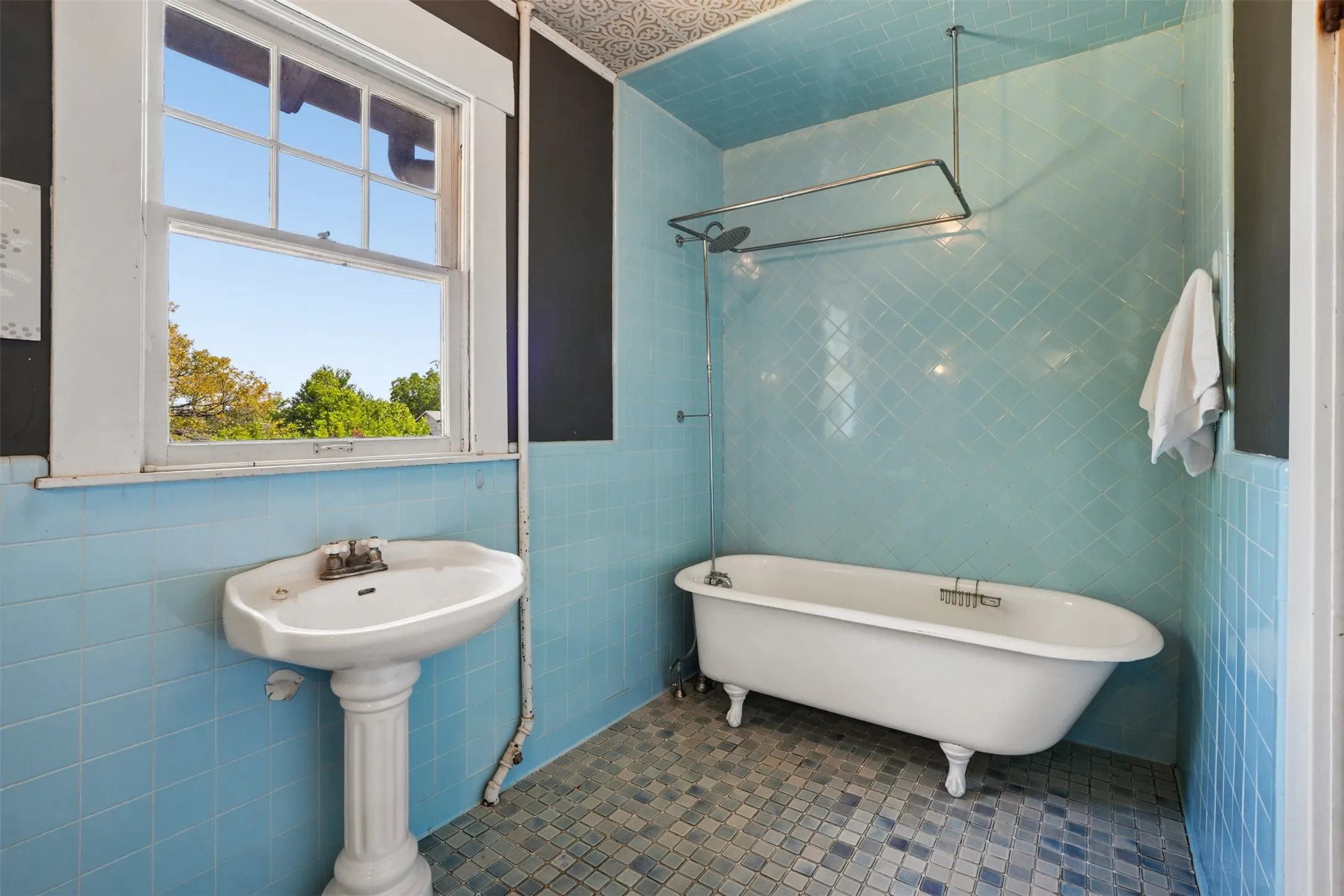 Single Family Residence For Sale in Ellis County , 400 W Gilmer Street, Ennis, Texas 75119, 3 Bedroom, 2 Bathroom, Garage spaces, 1,946 Sqft, built in 1915, mls#21366310, Real Estate Agent in Ennis, Homes For Sale in Ellis county, Homes For Sale in Ennis, Realtor in Ennis Texas, Real Estate Brokerage Independent Realty Texas, Luminita Cordes Realtor