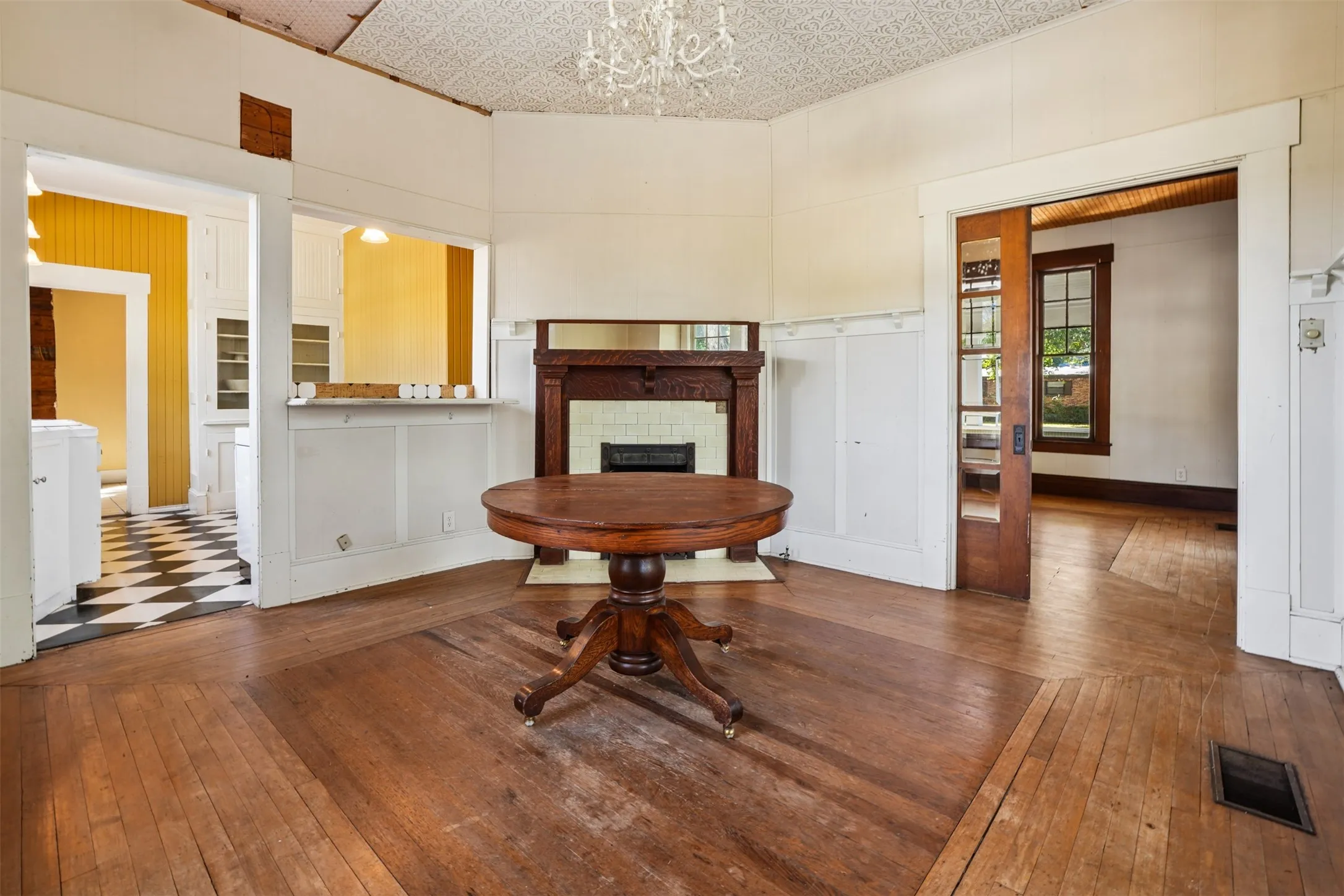 Single Family Residence For Sale in Ellis County , 400 W Gilmer Street, Ennis, Texas 75119, 3 Bedroom, 2 Bathroom, Garage spaces, 1,946 Sqft, built in 1915, mls#21366310, Real Estate Agent in Ennis, Homes For Sale in Ellis county, Homes For Sale in Ennis, Realtor in Ennis Texas, Real Estate Brokerage Independent Realty Texas, Luminita Cordes Realtor