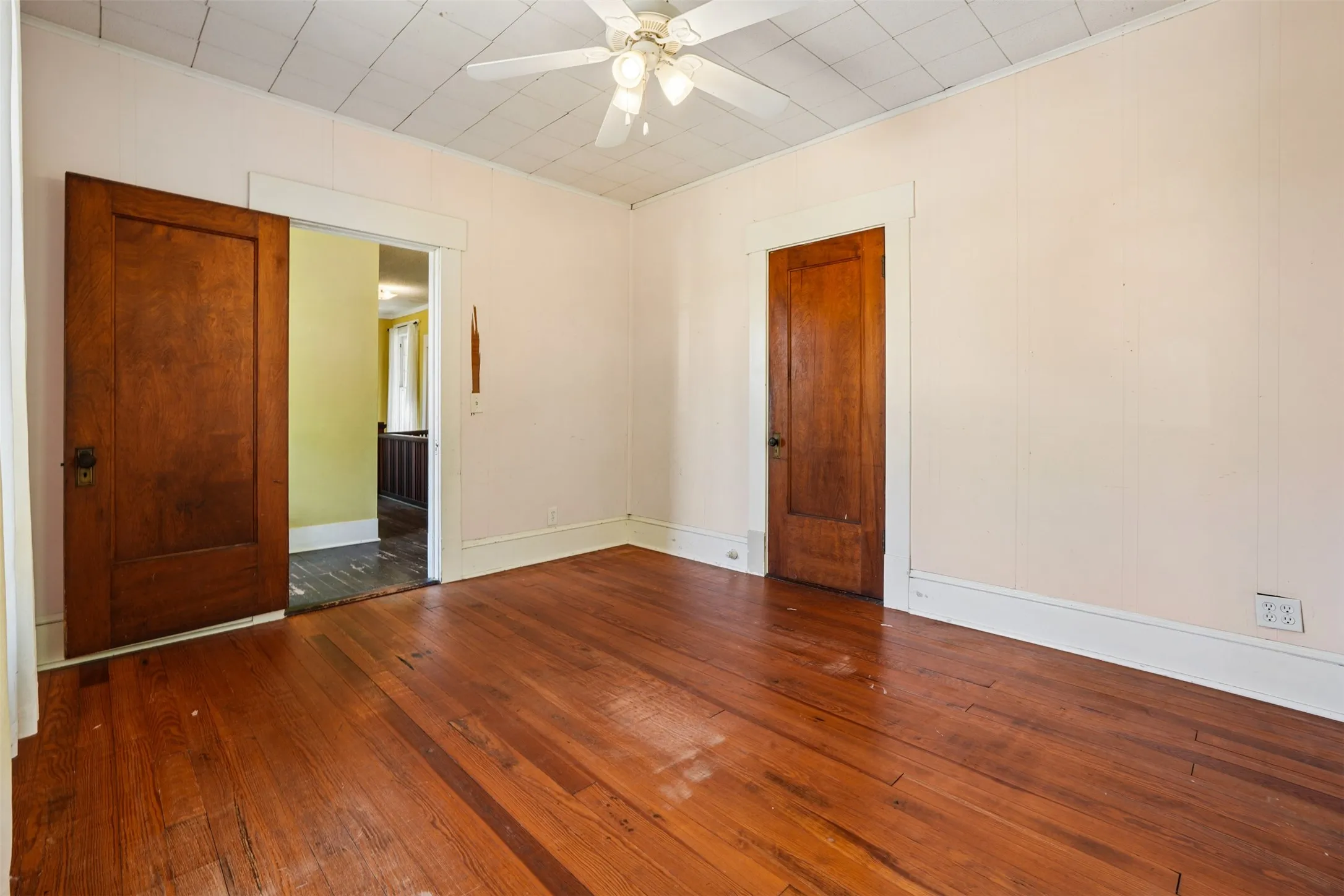 Single Family Residence For Sale in Ellis County , 400 W Gilmer Street, Ennis, Texas 75119, 3 Bedroom, 2 Bathroom, Garage spaces, 1,946 Sqft, built in 1915, mls#21366310, Real Estate Agent in Ennis, Homes For Sale in Ellis county, Homes For Sale in Ennis, Realtor in Ennis Texas, Real Estate Brokerage Independent Realty Texas, Luminita Cordes Realtor