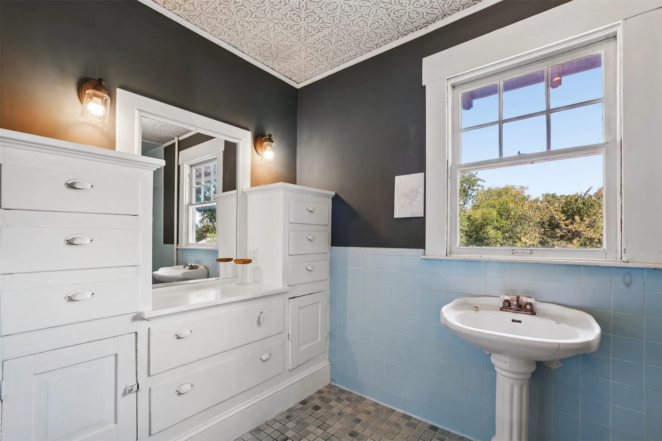 Single Family Residence For Sale in Ellis County , 400 W Gilmer Street, Ennis, Texas 75119, 3 Bedroom, 2 Bathroom, Garage spaces, 1,946 Sqft, built in 1915, mls#21366310, Real Estate Agent in Ennis, Homes For Sale in Ellis county, Homes For Sale in Ennis, Realtor in Ennis Texas, Real Estate Brokerage Independent Realty Texas, Luminita Cordes Realtor