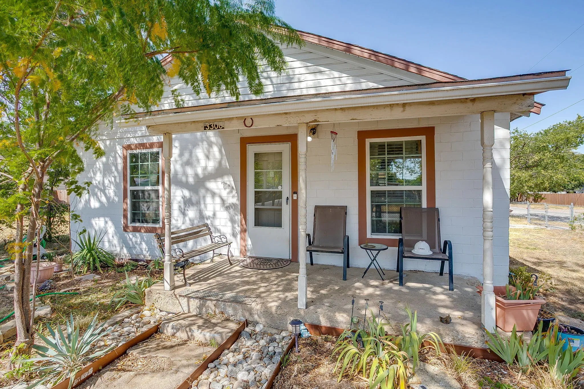 Single Family Residence For Sale in Tarrant County , 3300 31st Street, Fort Worth, Texas 76106, 2 Bedroom, 1 Bathroom, Garage spaces, 899 Sqft, built in 1975, mls#21365793, Real Estate Agent in Fort Worth, Homes For Sale in Tarrant county, Homes For Sale in Fort Worth, Realtor in Fort Worth Texas, Real Estate Brokerage Independent Realty Texas, Luminita Cordes Realtor