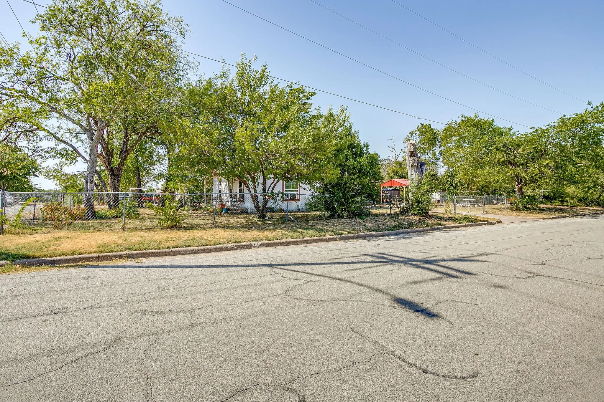 Single Family Residence For Sale in Tarrant County , 3300 31st Street, Fort Worth, Texas 76106, 2 Bedroom, 1 Bathroom, Garage spaces, 899 Sqft, built in 1975, mls#21365793, Real Estate Agent in Fort Worth, Homes For Sale in Tarrant county, Homes For Sale in Fort Worth, Realtor in Fort Worth Texas, Real Estate Brokerage Independent Realty Texas, Luminita Cordes Realtor