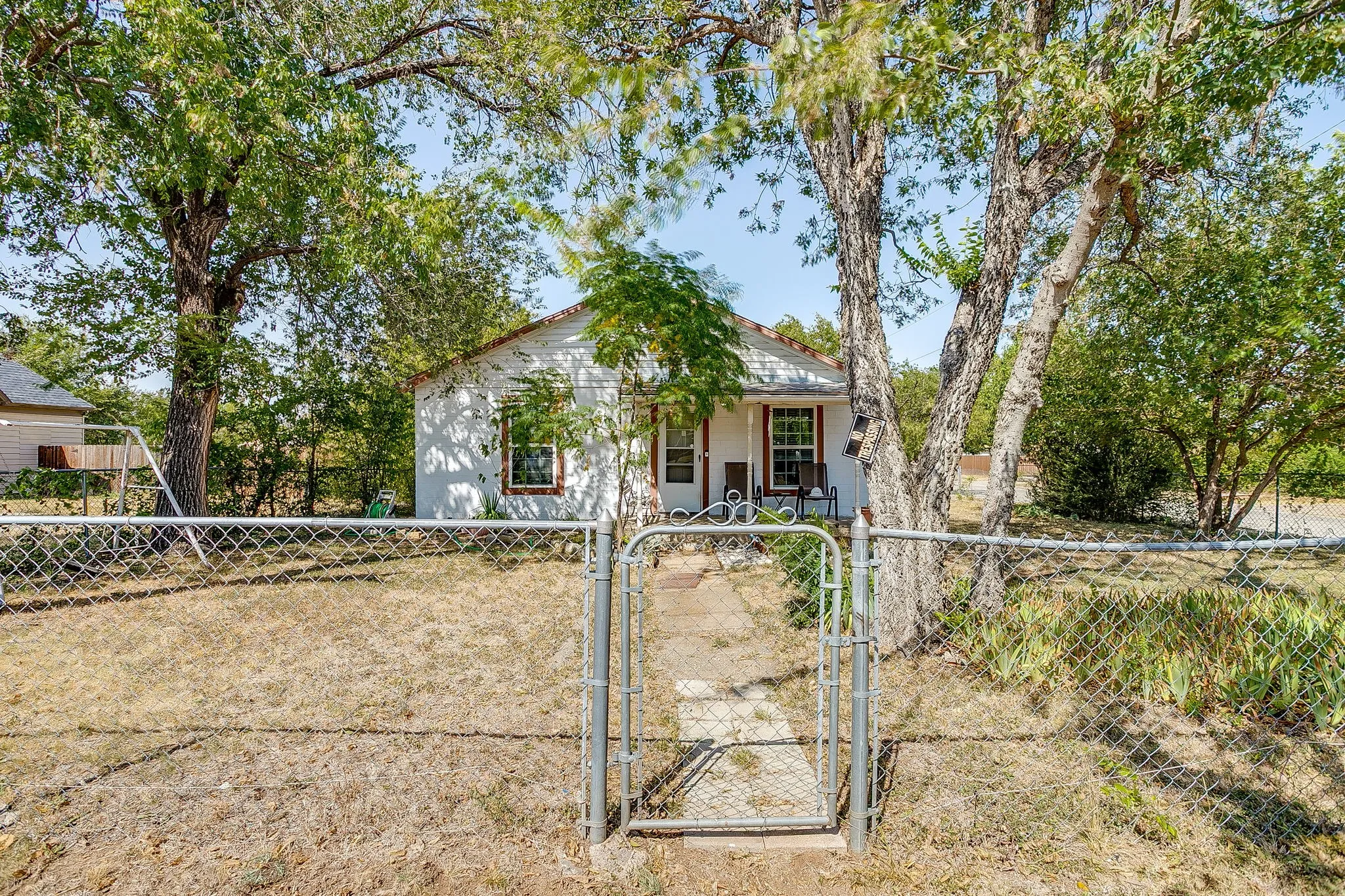 Single Family Residence For Sale in Tarrant County , 3300 31st Street, Fort Worth, Texas 76106, 2 Bedroom, 1 Bathroom, Garage spaces, 899 Sqft, built in 1975, mls#21365793, Real Estate Agent in Fort Worth, Homes For Sale in Tarrant county, Homes For Sale in Fort Worth, Realtor in Fort Worth Texas, Real Estate Brokerage Independent Realty Texas, Luminita Cordes Realtor