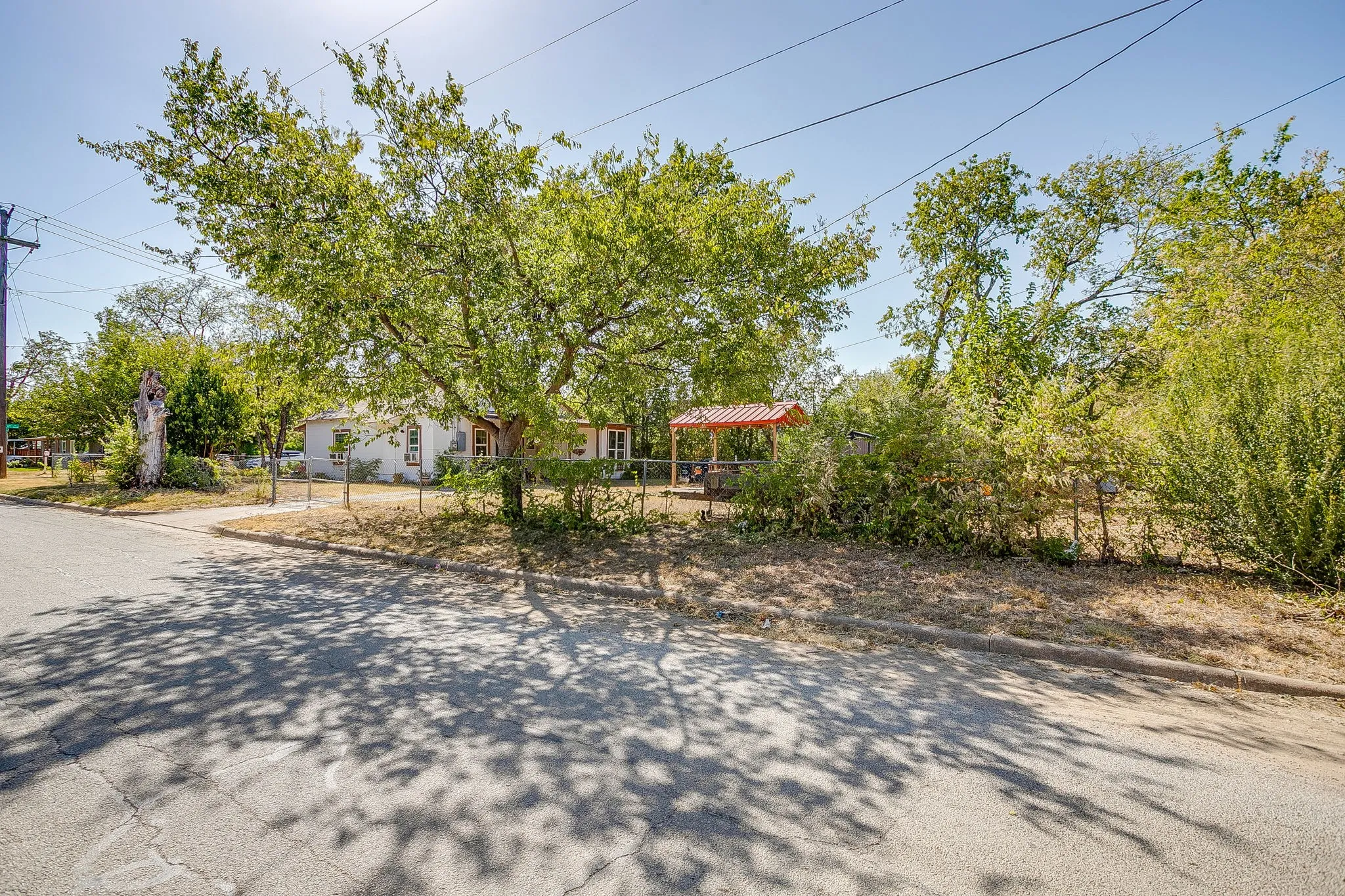 Single Family Residence For Sale in Tarrant County , 3300 31st Street, Fort Worth, Texas 76106, 2 Bedroom, 1 Bathroom, Garage spaces, 899 Sqft, built in 1975, mls#21365793, Real Estate Agent in Fort Worth, Homes For Sale in Tarrant county, Homes For Sale in Fort Worth, Realtor in Fort Worth Texas, Real Estate Brokerage Independent Realty Texas, Luminita Cordes Realtor