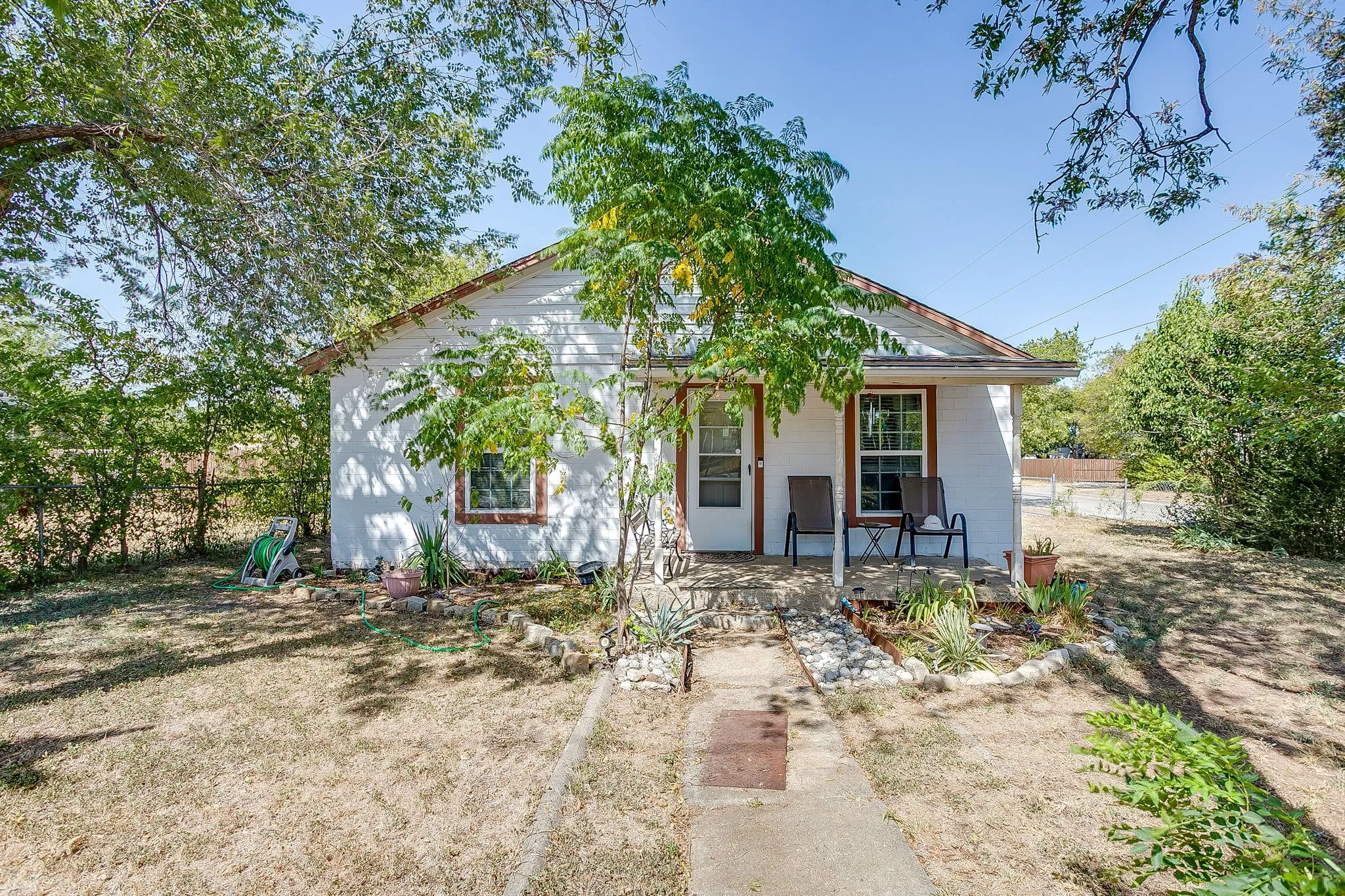 Single Family Residence For Sale in Tarrant County , 3300 31st Street, Fort Worth, Texas 76106, 2 Bedroom, 1 Bathroom, Garage spaces, 899 Sqft, built in 1975, mls#21365793, Real Estate Agent in Fort Worth, Homes For Sale in Tarrant county, Homes For Sale in Fort Worth, Realtor in Fort Worth Texas, Real Estate Brokerage Independent Realty Texas, Luminita Cordes Realtor