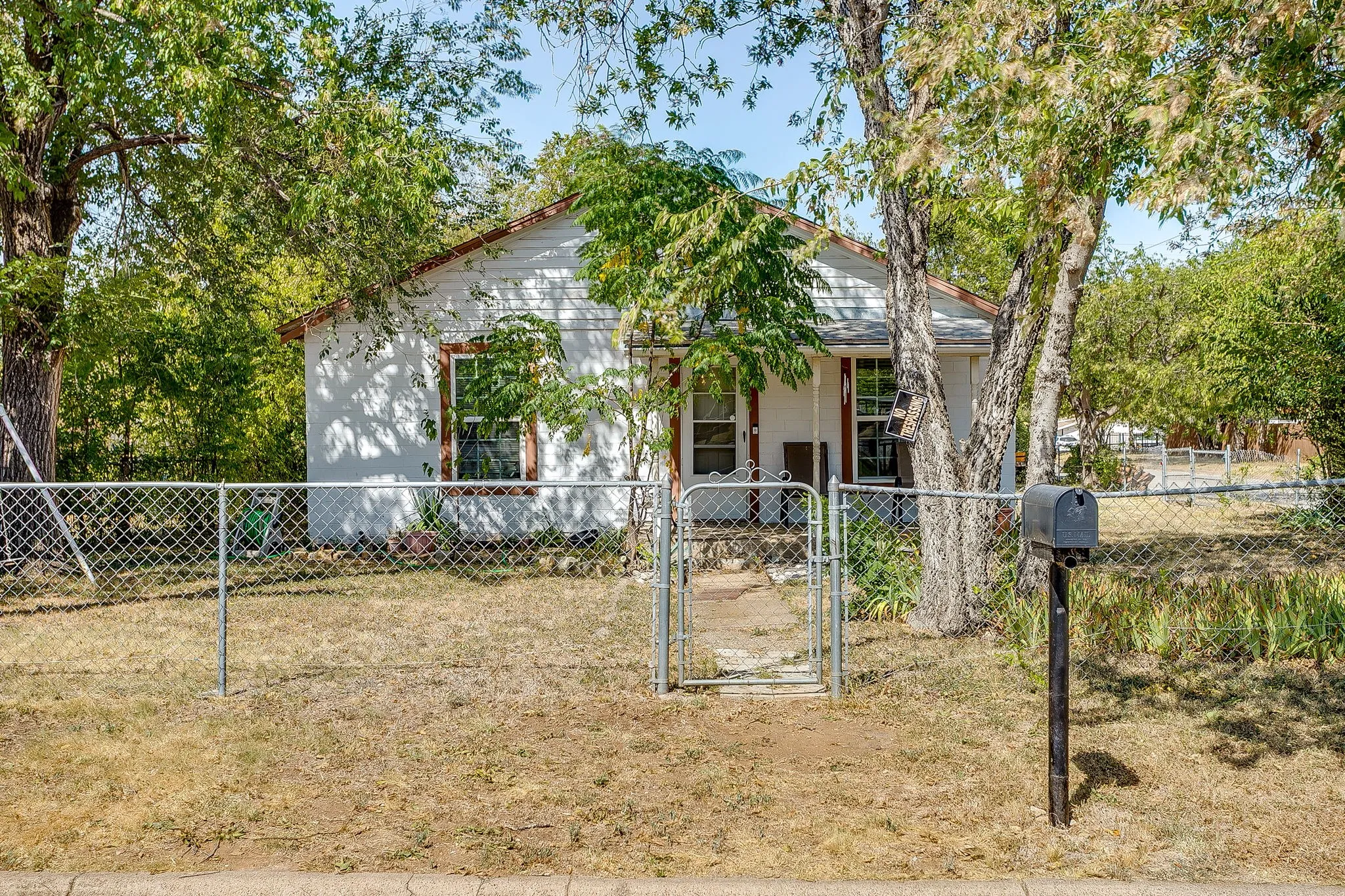Single Family Residence For Sale in Tarrant County , 3300 31st Street, Fort Worth, Texas 76106, 2 Bedroom, 1 Bathroom, Garage spaces, 899 Sqft, built in 1975, mls#21365793, Real Estate Agent in Fort Worth, Homes For Sale in Tarrant county, Homes For Sale in Fort Worth, Realtor in Fort Worth Texas, Real Estate Brokerage Independent Realty Texas, Luminita Cordes Realtor