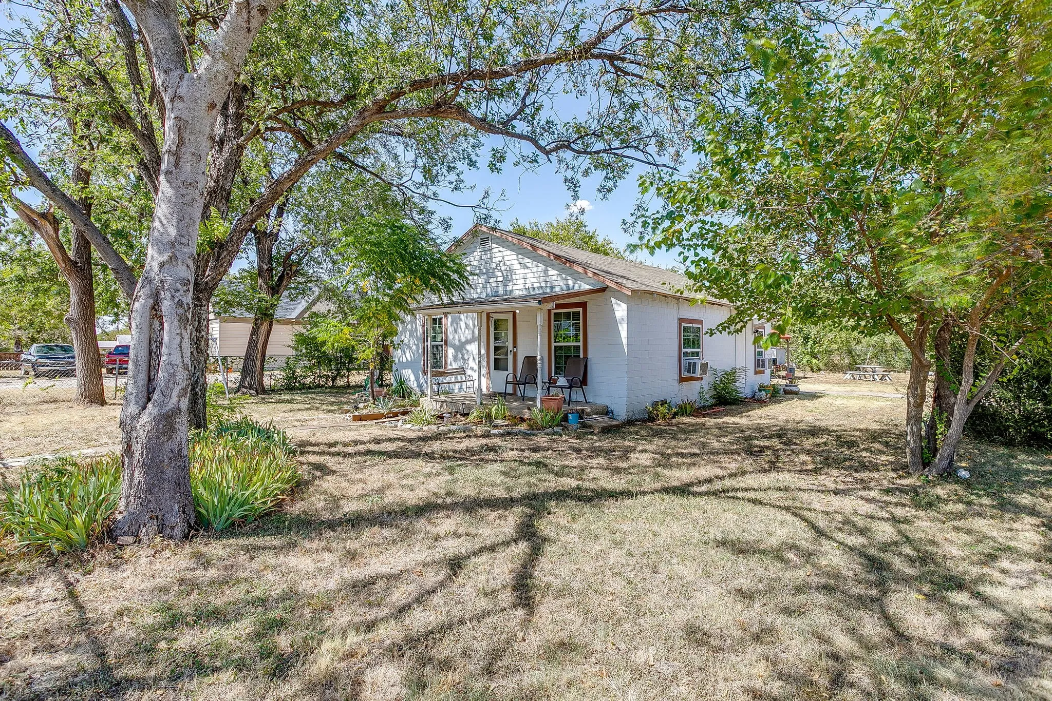 Single Family Residence For Sale in Tarrant County , 3300 31st Street, Fort Worth, Texas 76106, 2 Bedroom, 1 Bathroom, Garage spaces, 899 Sqft, built in 1975, mls#21365793, Real Estate Agent in Fort Worth, Homes For Sale in Tarrant county, Homes For Sale in Fort Worth, Realtor in Fort Worth Texas, Real Estate Brokerage Independent Realty Texas, Luminita Cordes Realtor