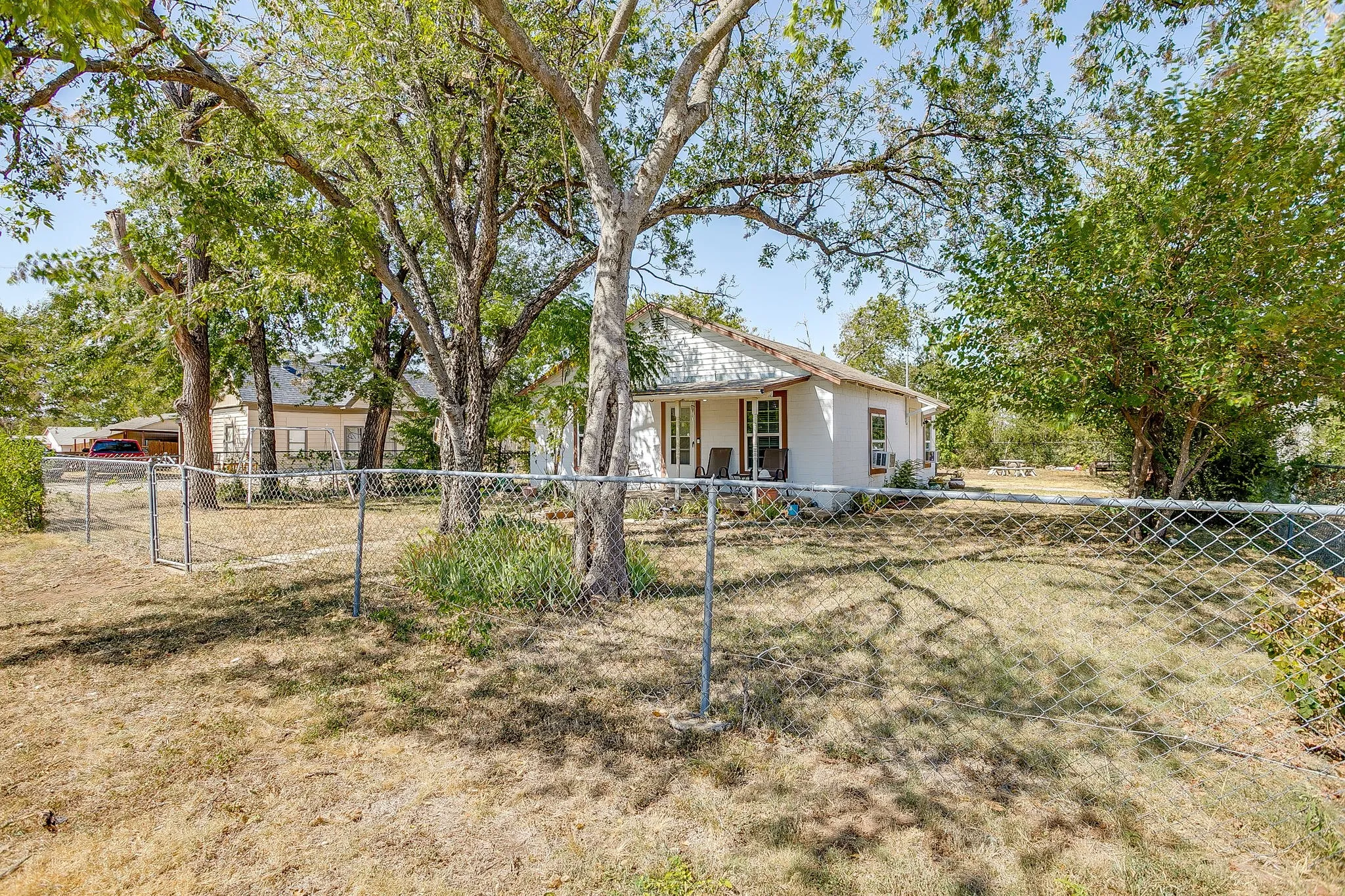 Single Family Residence For Sale in Tarrant County , 3300 31st Street, Fort Worth, Texas 76106, 2 Bedroom, 1 Bathroom, Garage spaces, 899 Sqft, built in 1975, mls#21365793, Real Estate Agent in Fort Worth, Homes For Sale in Tarrant county, Homes For Sale in Fort Worth, Realtor in Fort Worth Texas, Real Estate Brokerage Independent Realty Texas, Luminita Cordes Realtor