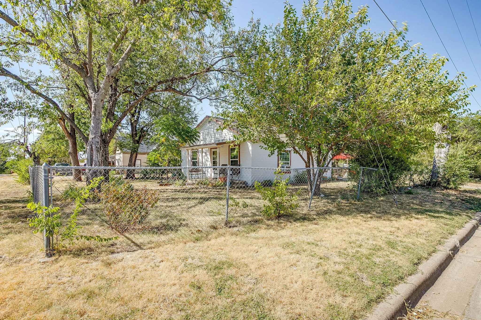 Single Family Residence For Sale in Tarrant County , 3300 31st Street, Fort Worth, Texas 76106, 2 Bedroom, 1 Bathroom, Garage spaces, 899 Sqft, built in 1975, mls#21365793, Real Estate Agent in Fort Worth, Homes For Sale in Tarrant county, Homes For Sale in Fort Worth, Realtor in Fort Worth Texas, Real Estate Brokerage Independent Realty Texas, Luminita Cordes Realtor