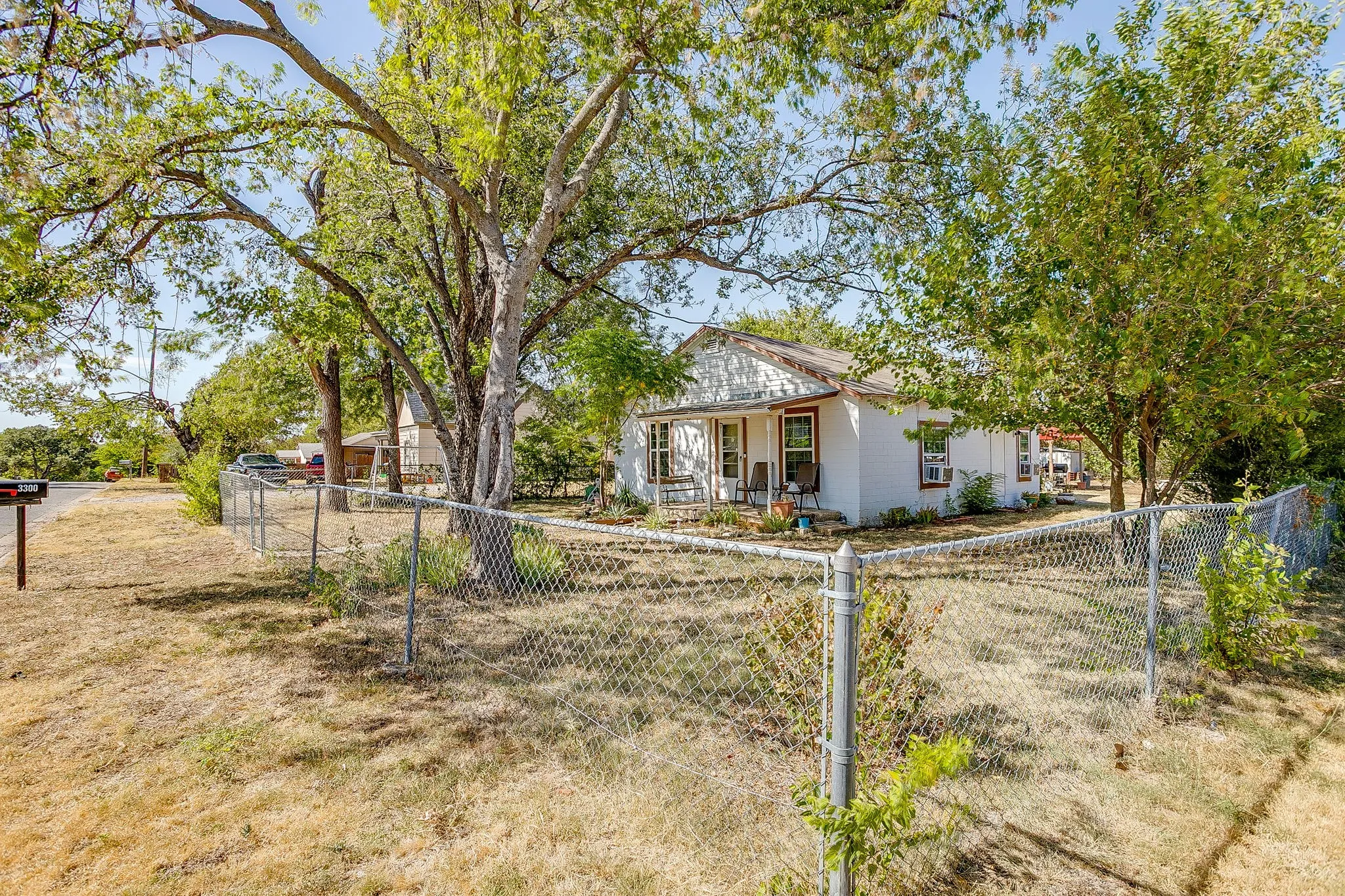Single Family Residence For Sale in Tarrant County , 3300 31st Street, Fort Worth, Texas 76106, 2 Bedroom, 1 Bathroom, Garage spaces, 899 Sqft, built in 1975, mls#21365793, Real Estate Agent in Fort Worth, Homes For Sale in Tarrant county, Homes For Sale in Fort Worth, Realtor in Fort Worth Texas, Real Estate Brokerage Independent Realty Texas, Luminita Cordes Realtor