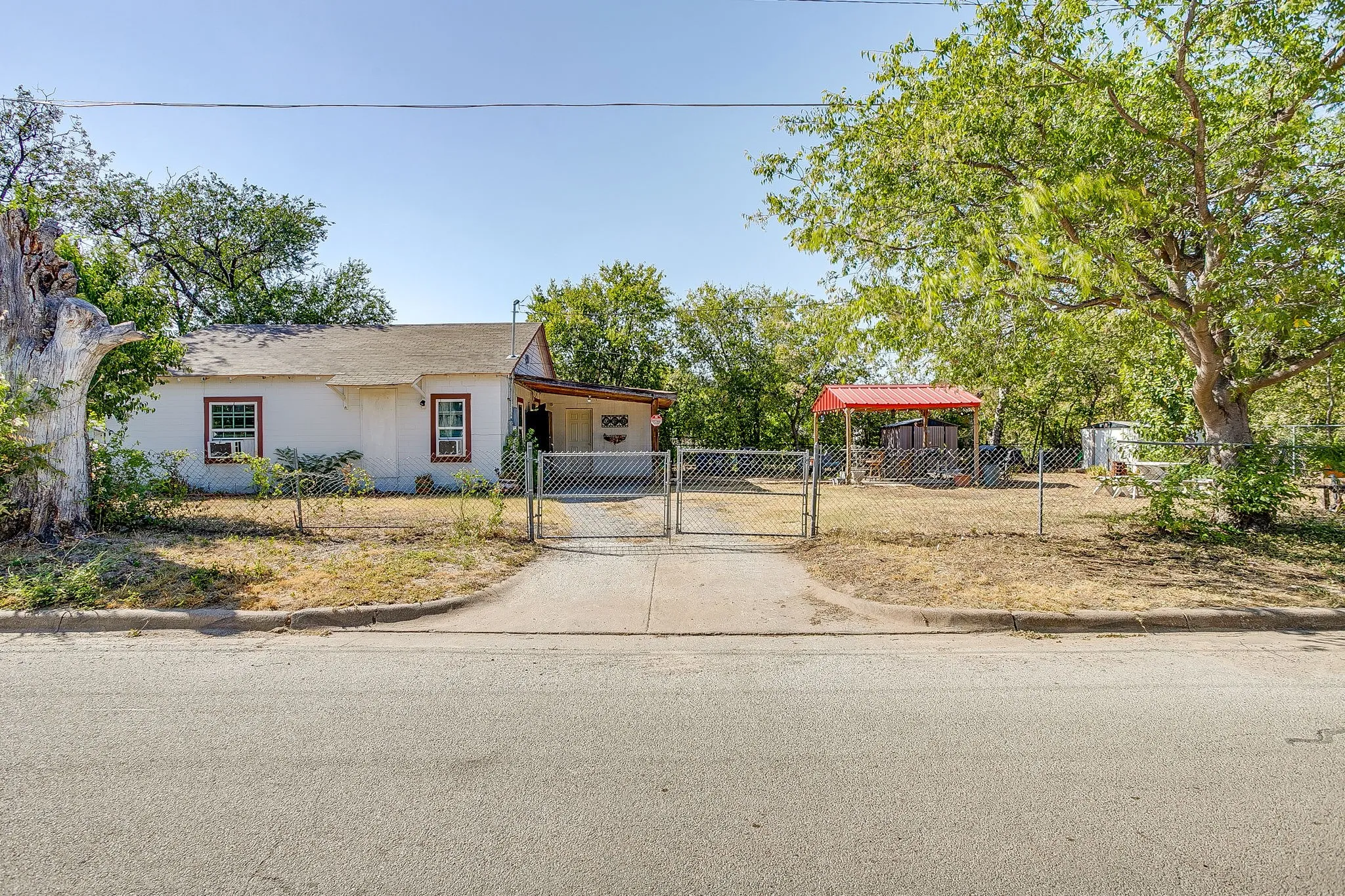 Single Family Residence For Sale in Tarrant County , 3300 31st Street, Fort Worth, Texas 76106, 2 Bedroom, 1 Bathroom, Garage spaces, 899 Sqft, built in 1975, mls#21365793, Real Estate Agent in Fort Worth, Homes For Sale in Tarrant county, Homes For Sale in Fort Worth, Realtor in Fort Worth Texas, Real Estate Brokerage Independent Realty Texas, Luminita Cordes Realtor