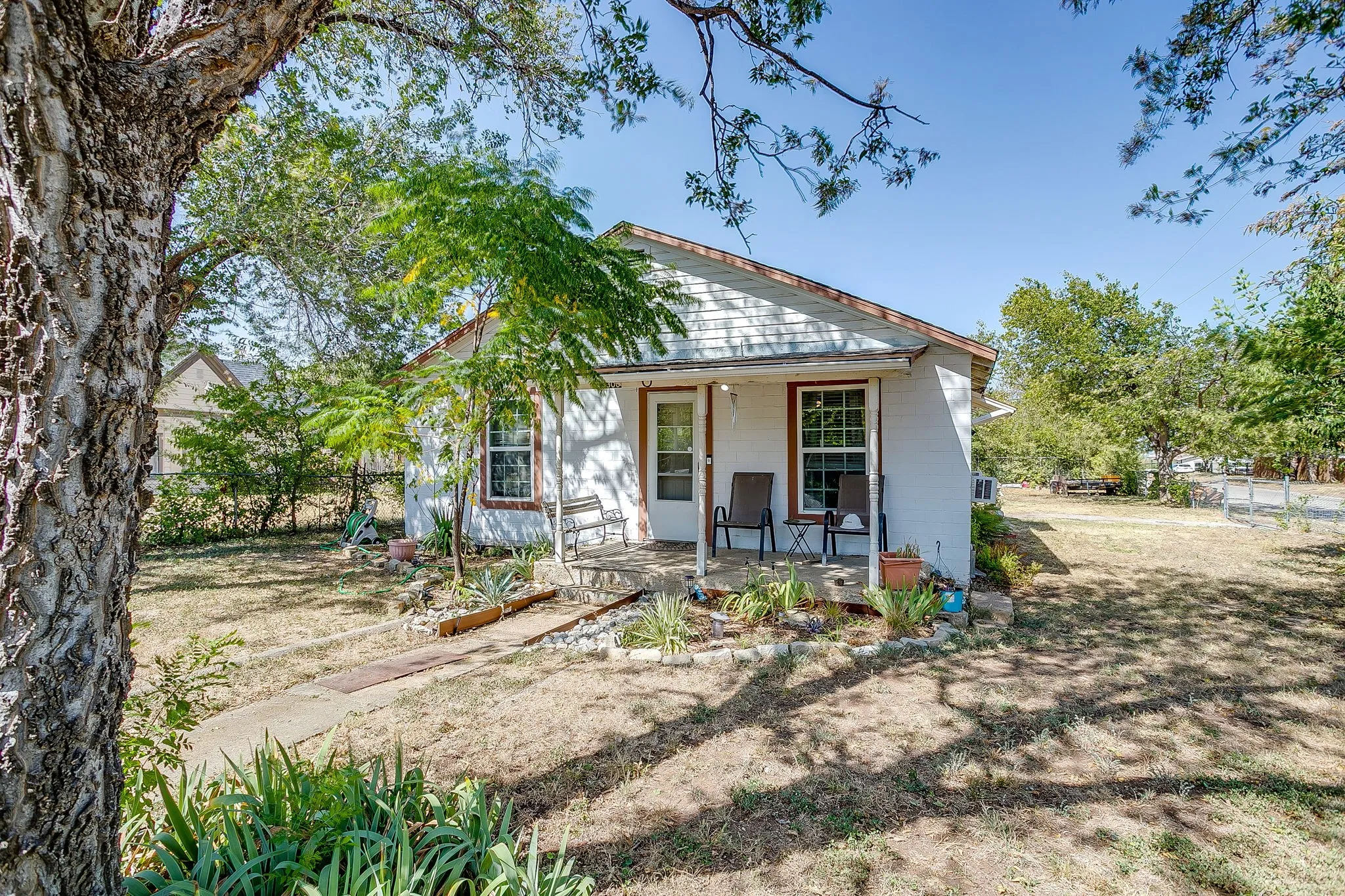 Single Family Residence For Sale in Tarrant County , 3300 31st Street, Fort Worth, Texas 76106, 2 Bedroom, 1 Bathroom, Garage spaces, 899 Sqft, built in 1975, mls#21365793, Real Estate Agent in Fort Worth, Homes For Sale in Tarrant county, Homes For Sale in Fort Worth, Realtor in Fort Worth Texas, Real Estate Brokerage Independent Realty Texas, Luminita Cordes Realtor