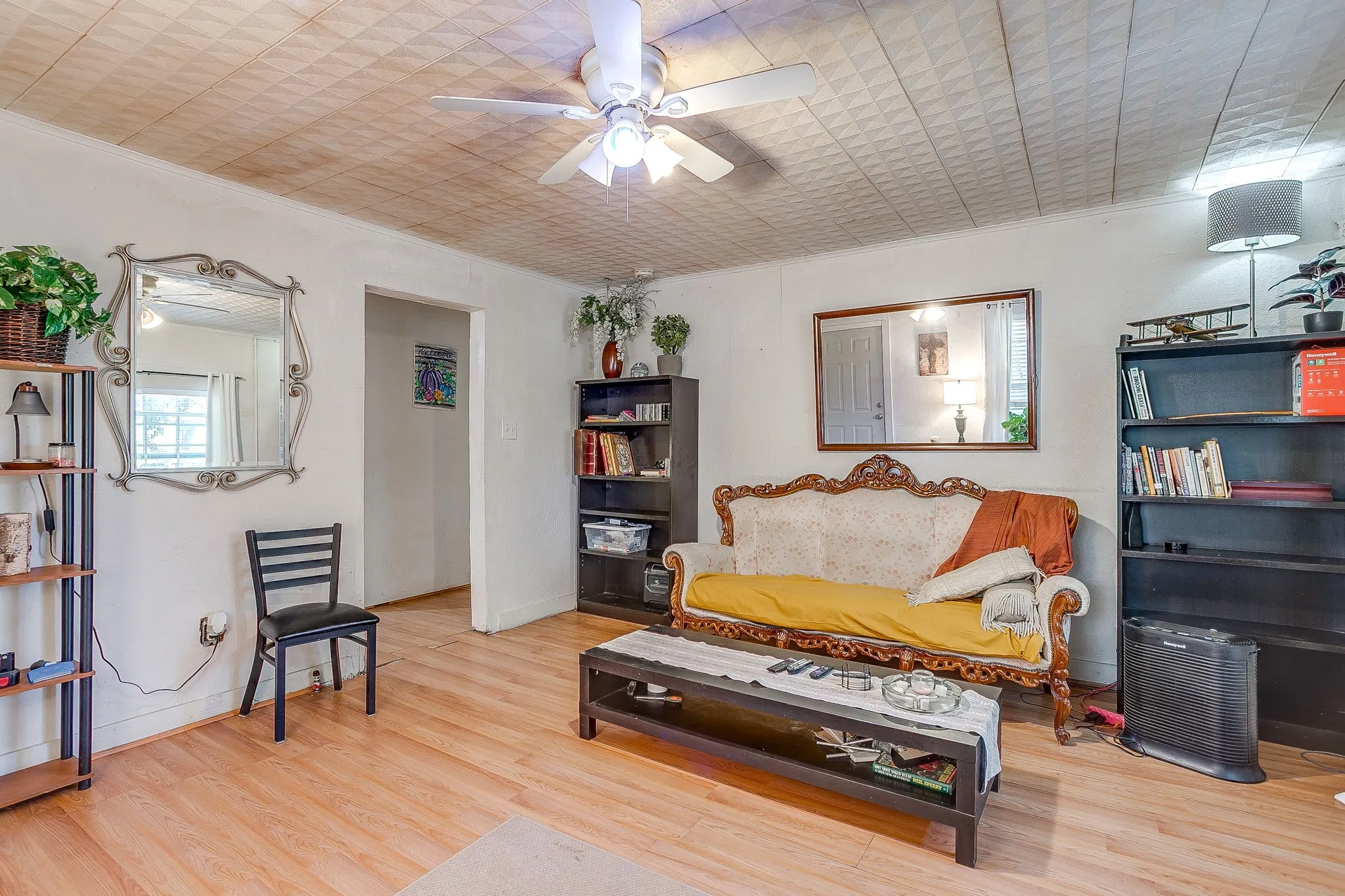 Single Family Residence For Sale in Tarrant County , 3300 31st Street, Fort Worth, Texas 76106, 2 Bedroom, 1 Bathroom, Garage spaces, 899 Sqft, built in 1975, mls#21365793, Real Estate Agent in Fort Worth, Homes For Sale in Tarrant county, Homes For Sale in Fort Worth, Realtor in Fort Worth Texas, Real Estate Brokerage Independent Realty Texas, Luminita Cordes Realtor