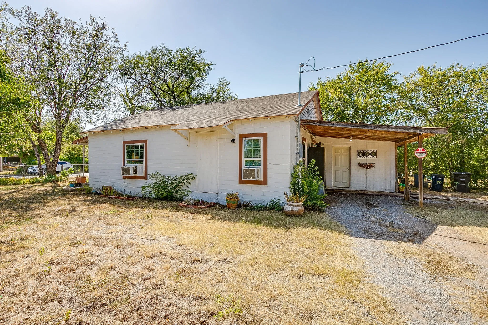 Single Family Residence For Sale in Tarrant County , 3300 31st Street, Fort Worth, Texas 76106, 2 Bedroom, 1 Bathroom, Garage spaces, 899 Sqft, built in 1975, mls#21365793, Real Estate Agent in Fort Worth, Homes For Sale in Tarrant county, Homes For Sale in Fort Worth, Realtor in Fort Worth Texas, Real Estate Brokerage Independent Realty Texas, Luminita Cordes Realtor