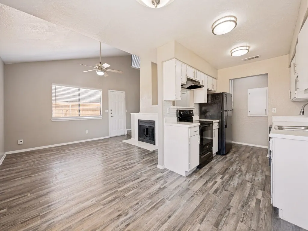 Condominium For Sale in Tarrant County , 1122 Millview Drive 702, Arlington, Texas 76012, 3 Bedroom, 2 Bathroom, Garage spaces, 1,199 Sqft, built in 1984, Price $145,000, mls#21366766, Real Estate Agent in Arlington, Homes For Sale in Tarrant county, Homes For Sale in Arlington, Realtor in Arlington Texas, Real Estate Brokerage Independent Realty Texas, Luminita Cordes Realtor