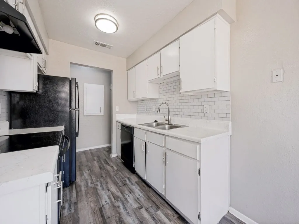 Condominium For Sale in Tarrant County , 1122 Millview Drive 702, Arlington, Texas 76012, 3 Bedroom, 2 Bathroom, Garage spaces, 1,199 Sqft, built in 1984, Price $145,000, mls#21366766, Real Estate Agent in Arlington, Homes For Sale in Tarrant county, Homes For Sale in Arlington, Realtor in Arlington Texas, Real Estate Brokerage Independent Realty Texas, Luminita Cordes Realtor