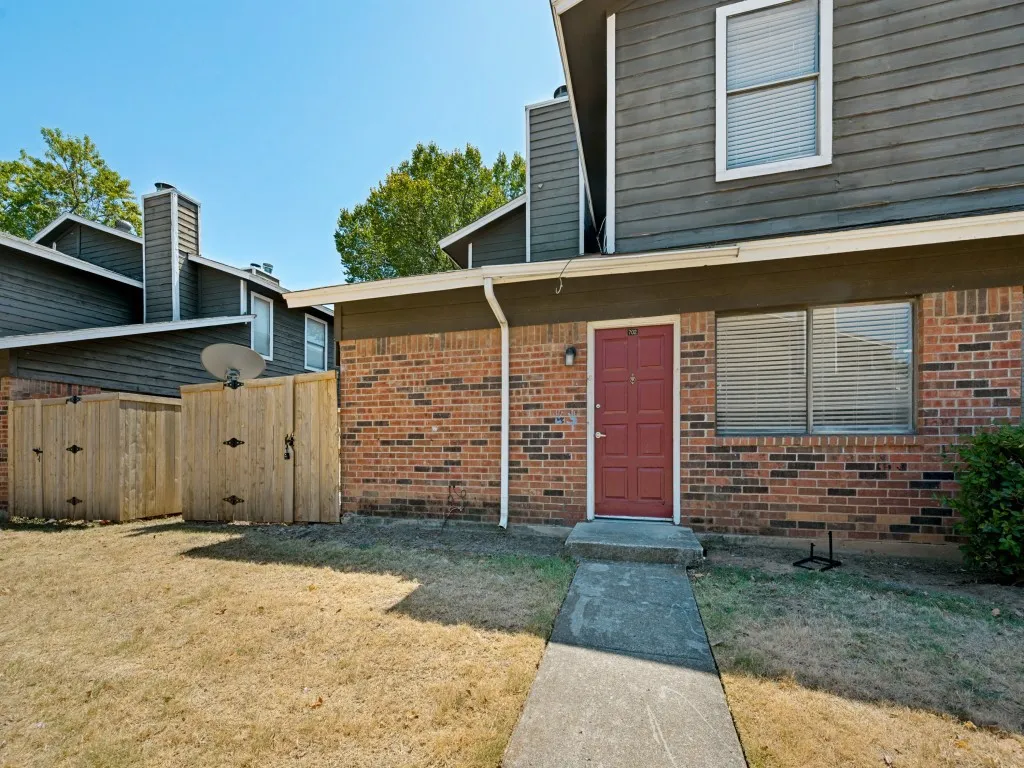 Condominium For Sale in Tarrant County , 1122 Millview Drive 702, Arlington, Texas 76012, 3 Bedroom, 2 Bathroom, Garage spaces, 1,199 Sqft, built in 1984, Price $145,000, mls#21366766, Real Estate Agent in Arlington, Homes For Sale in Tarrant county, Homes For Sale in Arlington, Realtor in Arlington Texas, Real Estate Brokerage Independent Realty Texas, Luminita Cordes Realtor