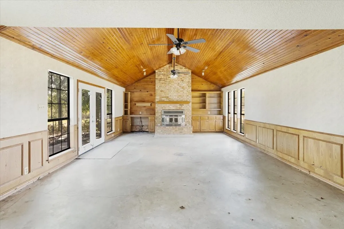 Single Family Residence For Sale in Grayson County , 5292 Preston Road, Denison, Texas 75020, 5 Bedroom, 3 Bathroom, 4 Garage spaces, 3,060 Sqft, built in 1988, mls#21363178, Real Estate Agent in Denison, Homes For Sale in Grayson county, Homes For Sale in Denison, Realtor in Denison Texas, Real Estate Brokerage Independent Realty Texas, Luminita Cordes Realtor