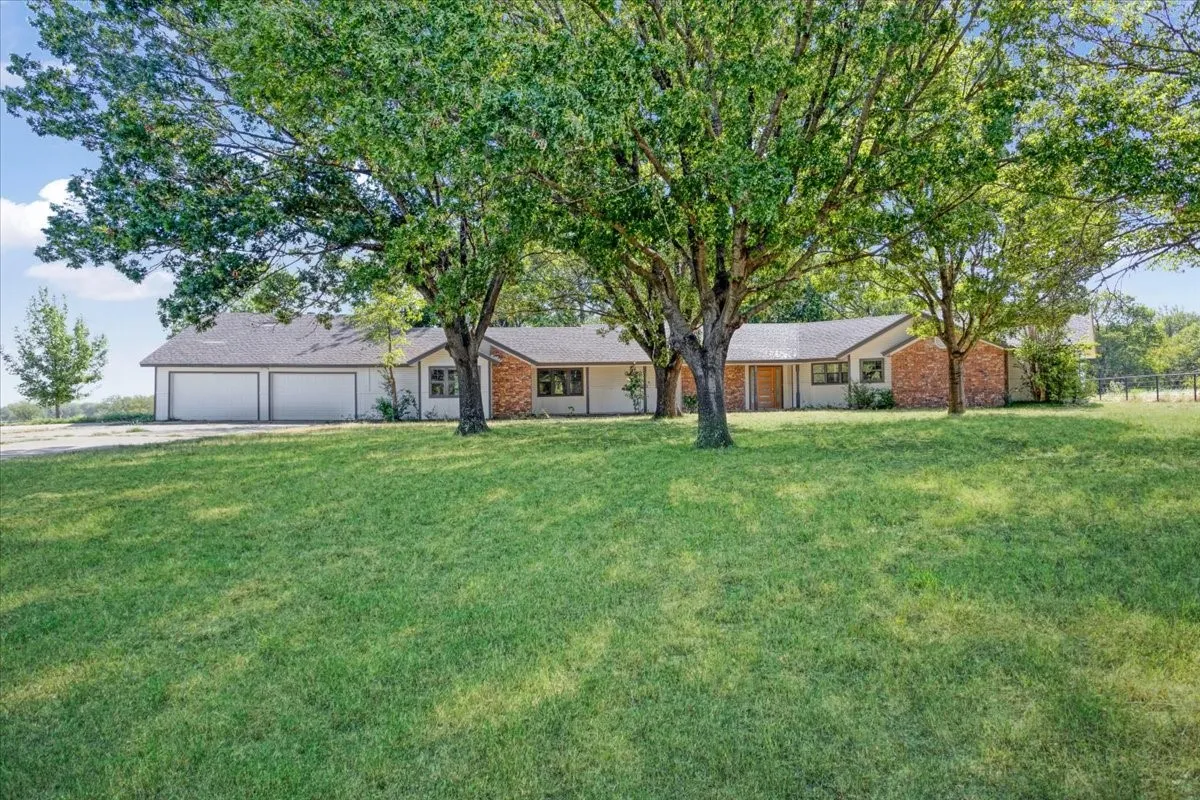 Single Family Residence For Sale in Grayson County , 5292 Preston Road, Denison, Texas 75020, 5 Bedroom, 3 Bathroom, 4 Garage spaces, 3,060 Sqft, built in 1988, mls#21363178, Real Estate Agent in Denison, Homes For Sale in Grayson county, Homes For Sale in Denison, Realtor in Denison Texas, Real Estate Brokerage Independent Realty Texas, Luminita Cordes Realtor