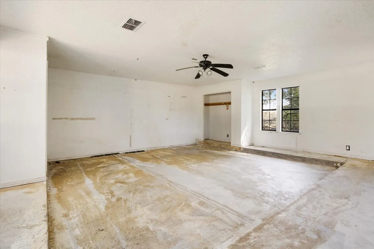 Single Family Residence For Sale in Grayson County , 5292 Preston Road, Denison, Texas 75020, 5 Bedroom, 3 Bathroom, 4 Garage spaces, 3,060 Sqft, built in 1988, mls#21363178, Real Estate Agent in Denison, Homes For Sale in Grayson county, Homes For Sale in Denison, Realtor in Denison Texas, Real Estate Brokerage Independent Realty Texas, Luminita Cordes Realtor