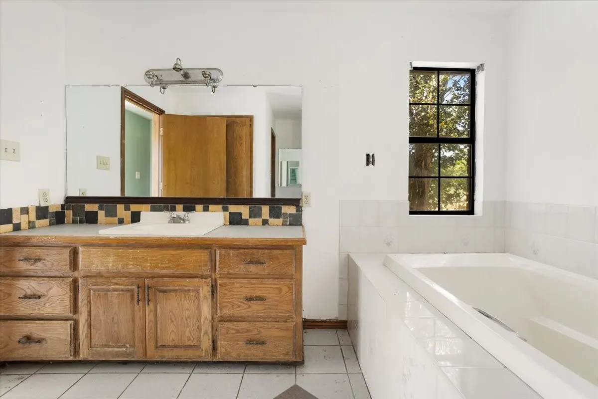 Single Family Residence For Sale in Grayson County , 5292 Preston Road, Denison, Texas 75020, 5 Bedroom, 3 Bathroom, 4 Garage spaces, 3,060 Sqft, built in 1988, mls#21363178, Real Estate Agent in Denison, Homes For Sale in Grayson county, Homes For Sale in Denison, Realtor in Denison Texas, Real Estate Brokerage Independent Realty Texas, Luminita Cordes Realtor
