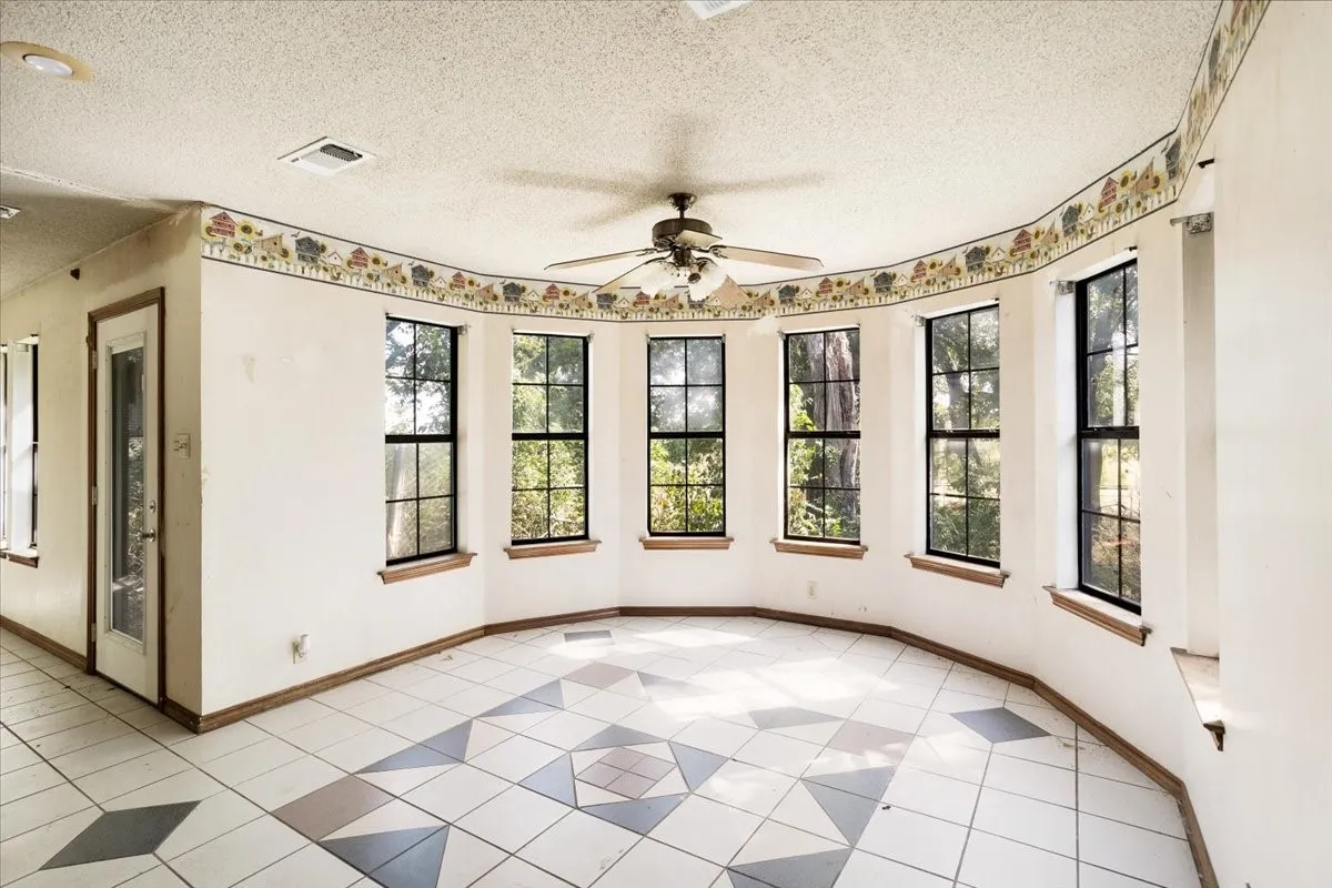 Single Family Residence For Sale in Grayson County , 5292 Preston Road, Denison, Texas 75020, 5 Bedroom, 3 Bathroom, 4 Garage spaces, 3,060 Sqft, built in 1988, mls#21363178, Real Estate Agent in Denison, Homes For Sale in Grayson county, Homes For Sale in Denison, Realtor in Denison Texas, Real Estate Brokerage Independent Realty Texas, Luminita Cordes Realtor