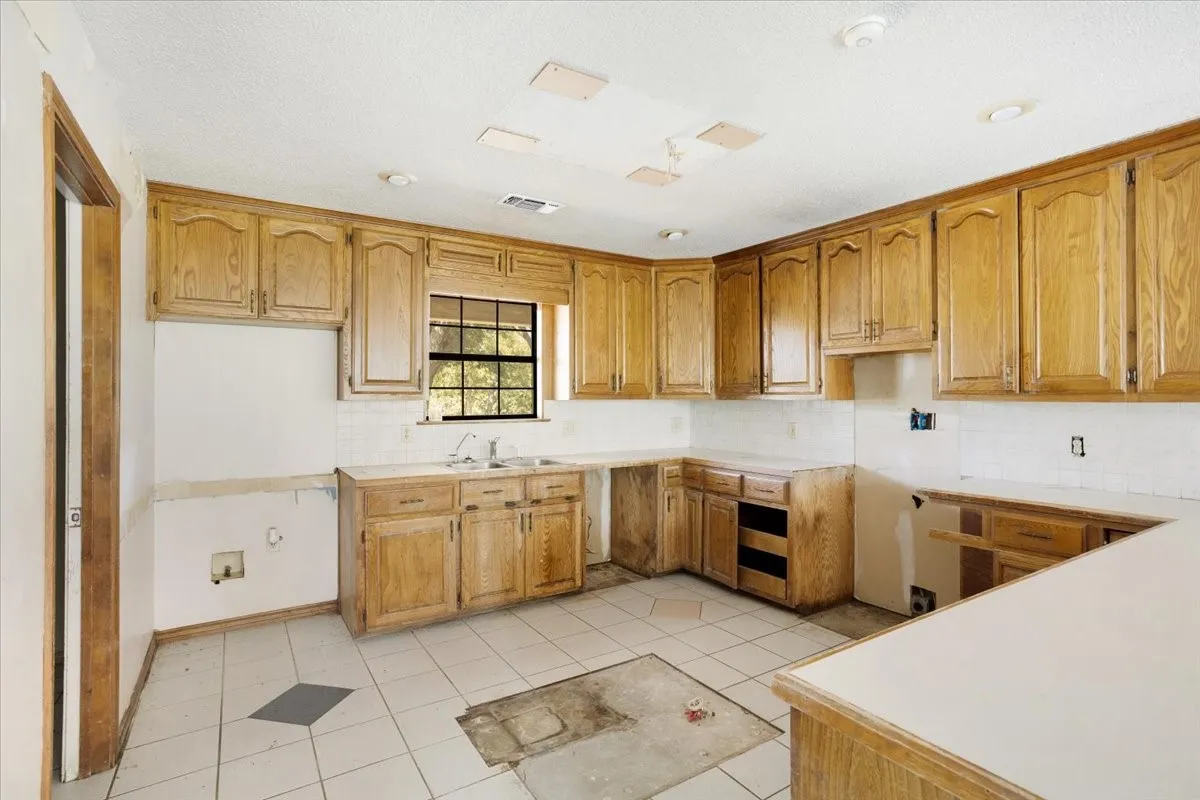 Single Family Residence For Sale in Grayson County , 5292 Preston Road, Denison, Texas 75020, 5 Bedroom, 3 Bathroom, 4 Garage spaces, 3,060 Sqft, built in 1988, mls#21363178, Real Estate Agent in Denison, Homes For Sale in Grayson county, Homes For Sale in Denison, Realtor in Denison Texas, Real Estate Brokerage Independent Realty Texas, Luminita Cordes Realtor