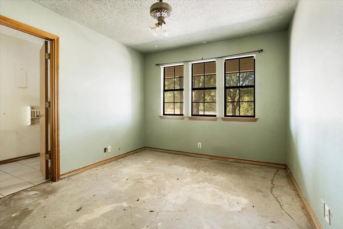 Single Family Residence For Sale in Grayson County , 5292 Preston Road, Denison, Texas 75020, 5 Bedroom, 3 Bathroom, 4 Garage spaces, 3,060 Sqft, built in 1988, mls#21363178, Real Estate Agent in Denison, Homes For Sale in Grayson county, Homes For Sale in Denison, Realtor in Denison Texas, Real Estate Brokerage Independent Realty Texas, Luminita Cordes Realtor