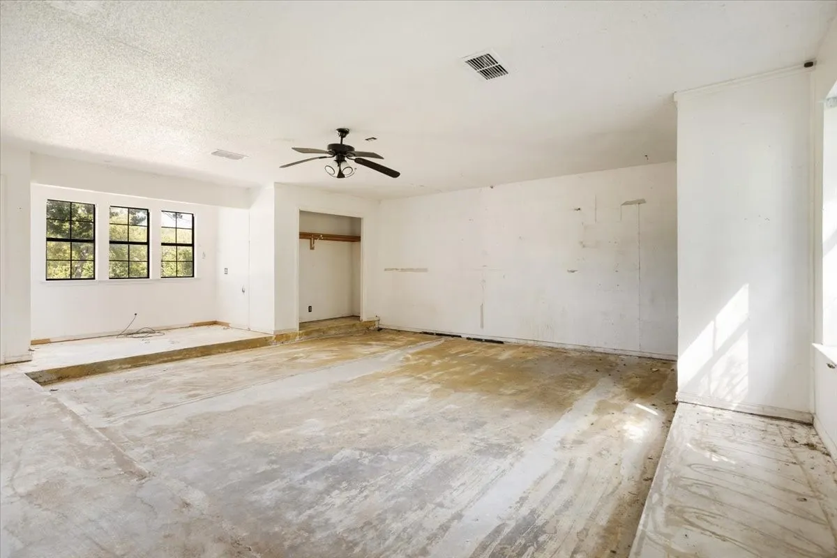 Single Family Residence For Sale in Grayson County , 5292 Preston Road, Denison, Texas 75020, 5 Bedroom, 3 Bathroom, 4 Garage spaces, 3,060 Sqft, built in 1988, mls#21363178, Real Estate Agent in Denison, Homes For Sale in Grayson county, Homes For Sale in Denison, Realtor in Denison Texas, Real Estate Brokerage Independent Realty Texas, Luminita Cordes Realtor
