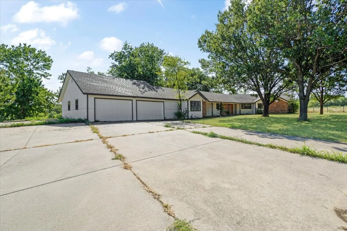 Single Family Residence For Sale in Grayson County , 5292 Preston Road, Denison, Texas 75020, 5 Bedroom, 3 Bathroom, 4 Garage spaces, 3,060 Sqft, built in 1988, mls#21363178, Real Estate Agent in Denison, Homes For Sale in Grayson county, Homes For Sale in Denison, Realtor in Denison Texas, Real Estate Brokerage Independent Realty Texas, Luminita Cordes Realtor