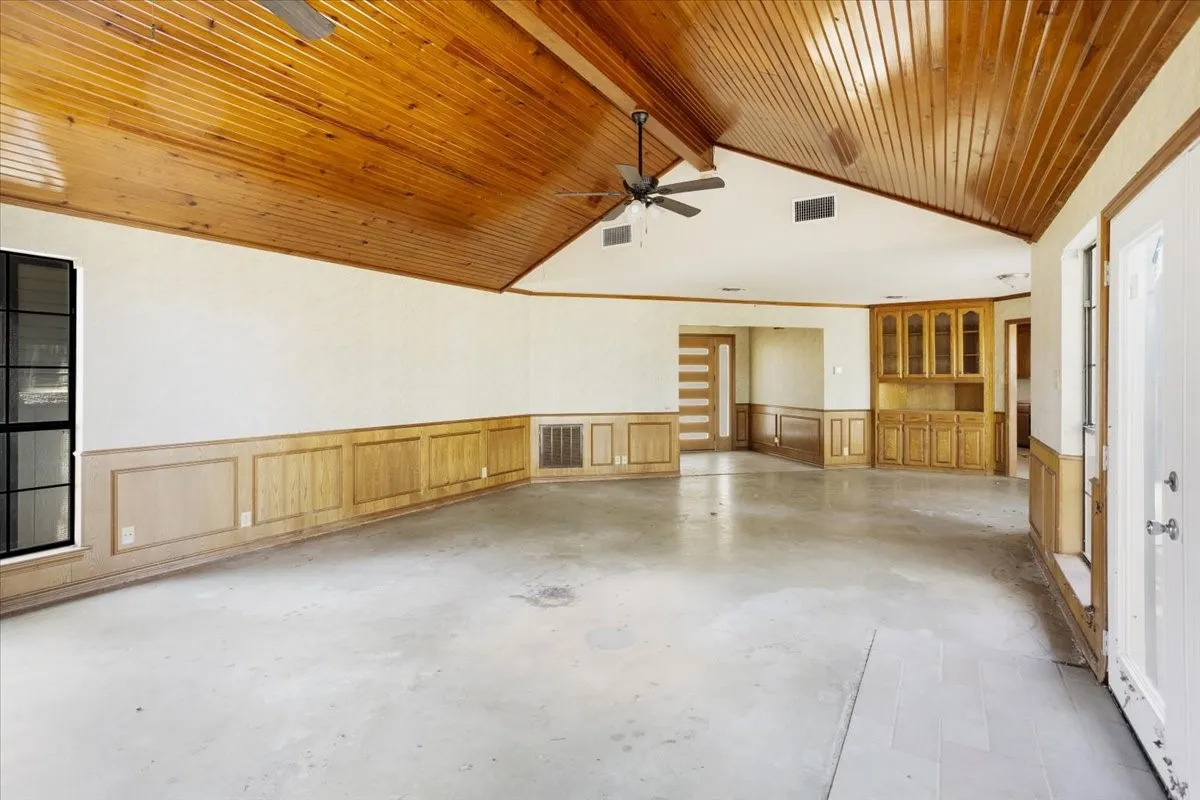 Single Family Residence For Sale in Grayson County , 5292 Preston Road, Denison, Texas 75020, 5 Bedroom, 3 Bathroom, 4 Garage spaces, 3,060 Sqft, built in 1988, mls#21363178, Real Estate Agent in Denison, Homes For Sale in Grayson county, Homes For Sale in Denison, Realtor in Denison Texas, Real Estate Brokerage Independent Realty Texas, Luminita Cordes Realtor