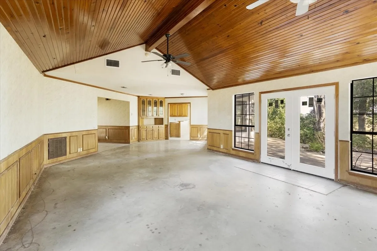 Single Family Residence For Sale in Grayson County , 5292 Preston Road, Denison, Texas 75020, 5 Bedroom, 3 Bathroom, 4 Garage spaces, 3,060 Sqft, built in 1988, mls#21363178, Real Estate Agent in Denison, Homes For Sale in Grayson county, Homes For Sale in Denison, Realtor in Denison Texas, Real Estate Brokerage Independent Realty Texas, Luminita Cordes Realtor