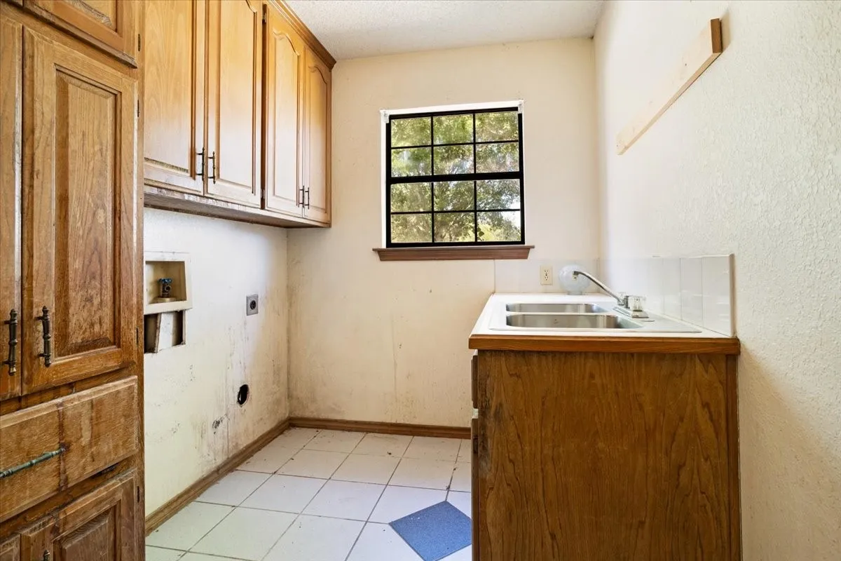 Single Family Residence For Sale in Grayson County , 5292 Preston Road, Denison, Texas 75020, 5 Bedroom, 3 Bathroom, 4 Garage spaces, 3,060 Sqft, built in 1988, mls#21363178, Real Estate Agent in Denison, Homes For Sale in Grayson county, Homes For Sale in Denison, Realtor in Denison Texas, Real Estate Brokerage Independent Realty Texas, Luminita Cordes Realtor
