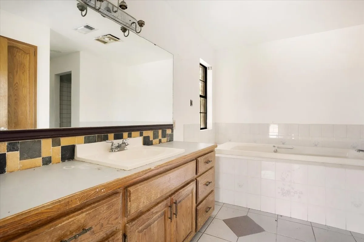 Single Family Residence For Sale in Grayson County , 5292 Preston Road, Denison, Texas 75020, 5 Bedroom, 3 Bathroom, 4 Garage spaces, 3,060 Sqft, built in 1988, mls#21363178, Real Estate Agent in Denison, Homes For Sale in Grayson county, Homes For Sale in Denison, Realtor in Denison Texas, Real Estate Brokerage Independent Realty Texas, Luminita Cordes Realtor