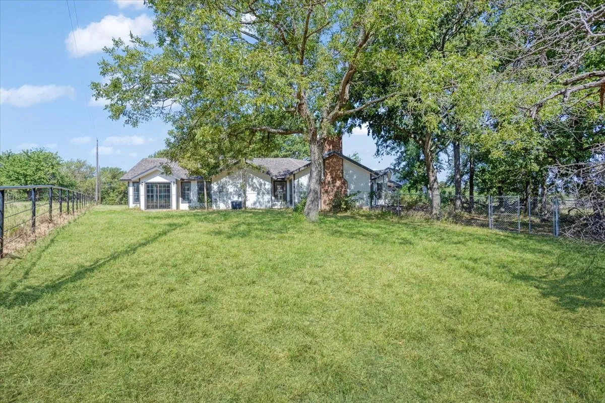 Single Family Residence For Sale in Grayson County , 5292 Preston Road, Denison, Texas 75020, 5 Bedroom, 3 Bathroom, 4 Garage spaces, 3,060 Sqft, built in 1988, mls#21363178, Real Estate Agent in Denison, Homes For Sale in Grayson county, Homes For Sale in Denison, Realtor in Denison Texas, Real Estate Brokerage Independent Realty Texas, Luminita Cordes Realtor
