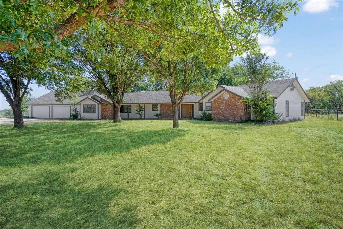 Single Family Residence For Sale in Grayson County , 5292 Preston Road, Denison, Texas 75020, 5 Bedroom, 3 Bathroom, 4 Garage spaces, 3,060 Sqft, built in 1988, mls#21363178, Real Estate Agent in Denison, Homes For Sale in Grayson county, Homes For Sale in Denison, Realtor in Denison Texas, Real Estate Brokerage Independent Realty Texas, Luminita Cordes Realtor