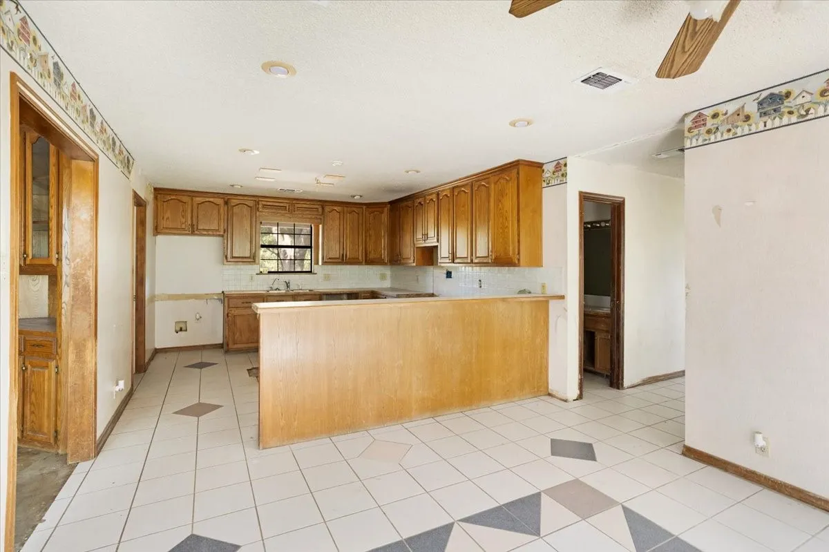 Single Family Residence For Sale in Grayson County , 5292 Preston Road, Denison, Texas 75020, 5 Bedroom, 3 Bathroom, 4 Garage spaces, 3,060 Sqft, built in 1988, mls#21363178, Real Estate Agent in Denison, Homes For Sale in Grayson county, Homes For Sale in Denison, Realtor in Denison Texas, Real Estate Brokerage Independent Realty Texas, Luminita Cordes Realtor