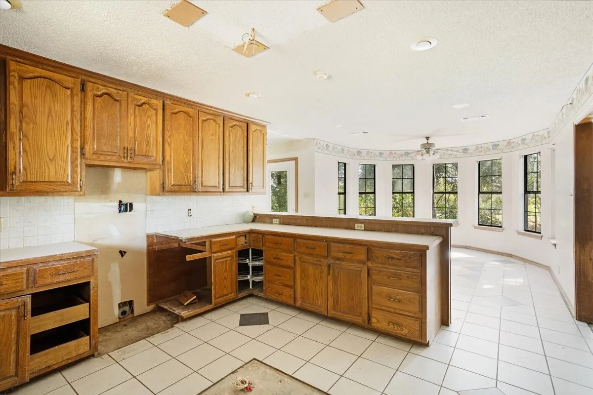 Single Family Residence For Sale in Grayson County , 5292 Preston Road, Denison, Texas 75020, 5 Bedroom, 3 Bathroom, 4 Garage spaces, 3,060 Sqft, built in 1988, mls#21363178, Real Estate Agent in Denison, Homes For Sale in Grayson county, Homes For Sale in Denison, Realtor in Denison Texas, Real Estate Brokerage Independent Realty Texas, Luminita Cordes Realtor