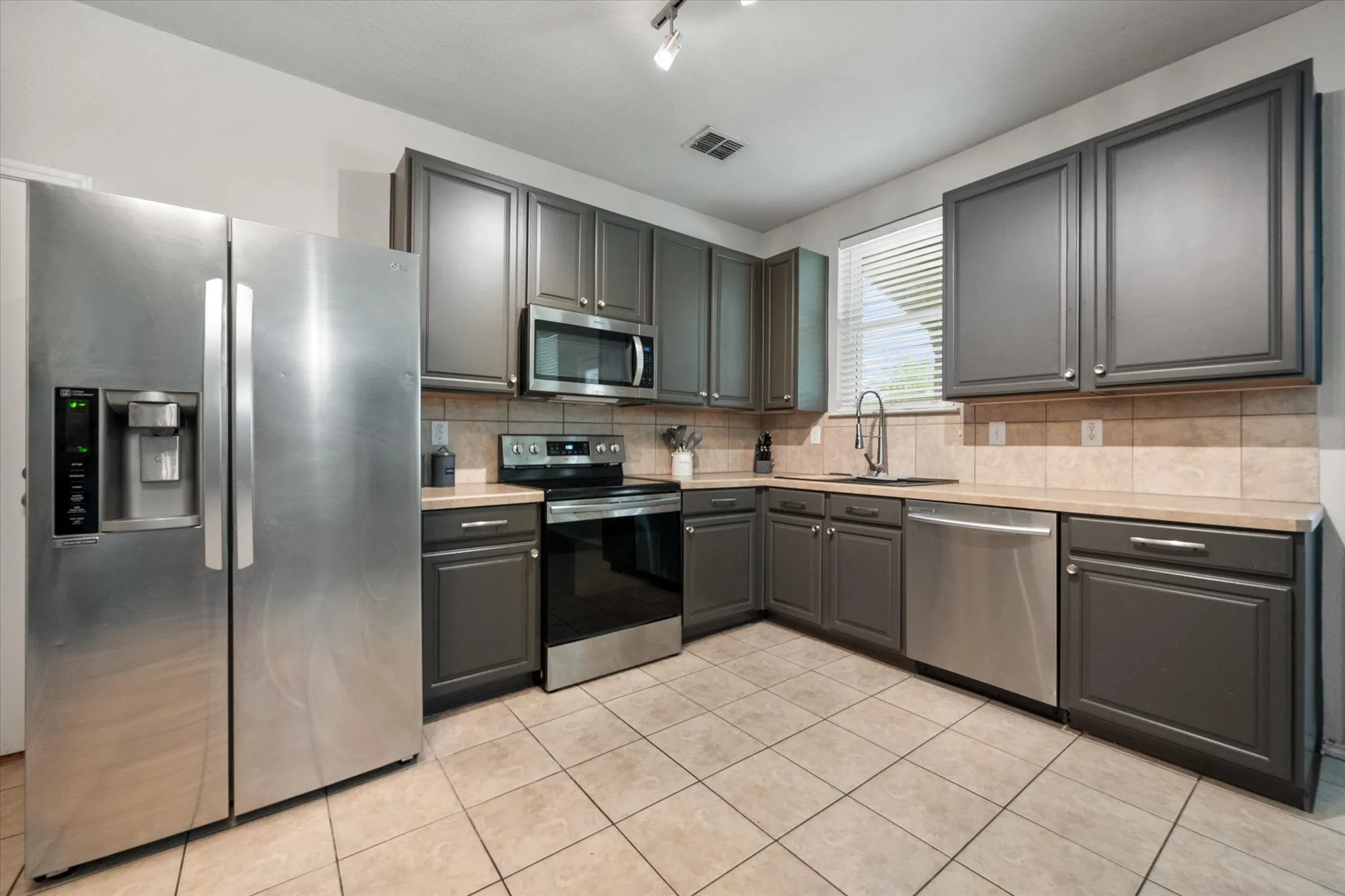 Single Family Residence For Sale in Tarrant County , 517 Zachum Drive, Arlington, Texas 76002, 3 Bedroom, 3 Bathroom, 2 Garage spaces, 2,305 Sqft, built in 2005, mls#21366504, Real Estate Agent in Arlington, Homes For Sale in Tarrant county, Homes For Sale in Arlington, Realtor in Arlington Texas, Real Estate Brokerage Independent Realty Texas, Luminita Cordes Realtor