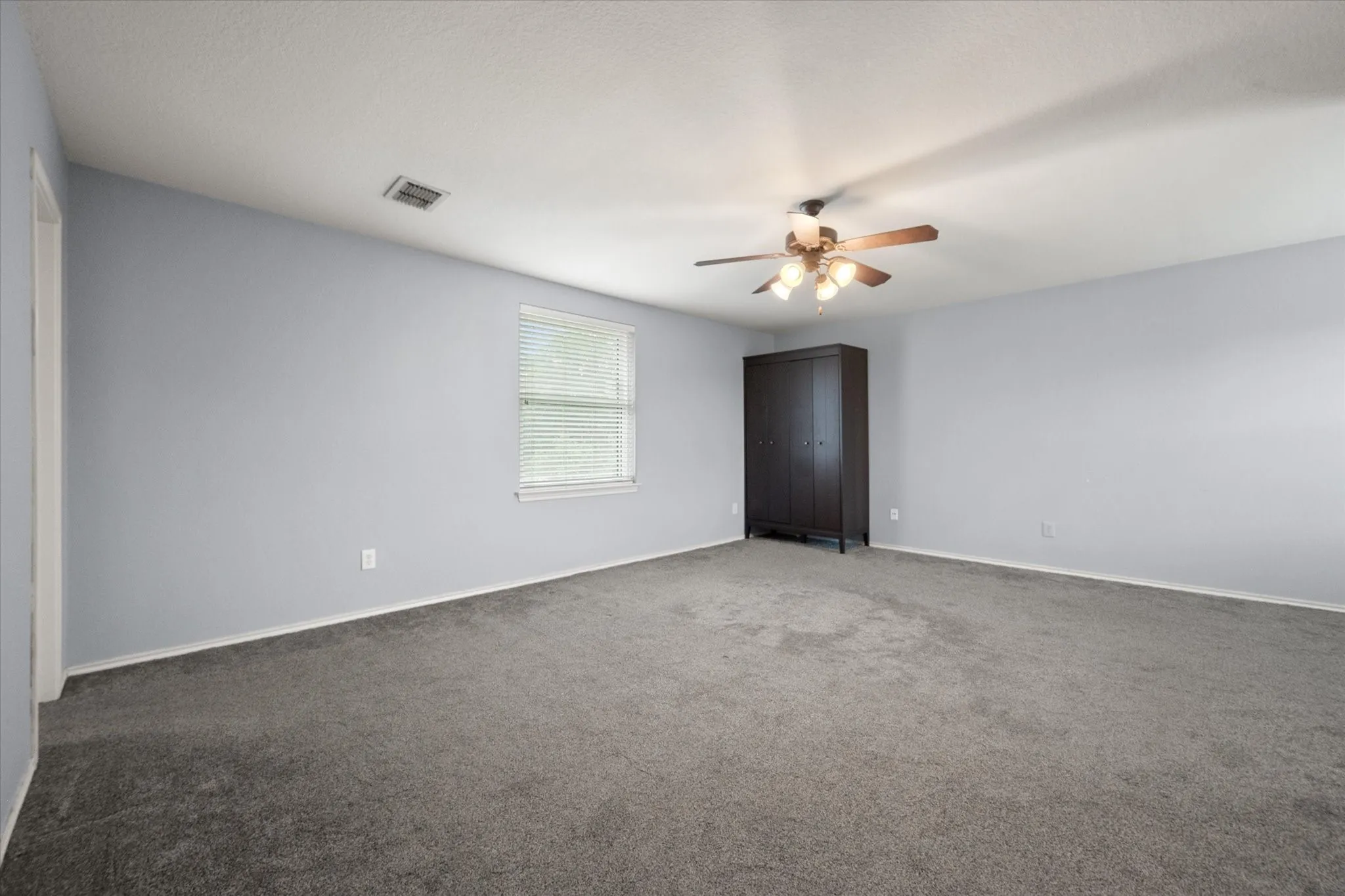 Single Family Residence For Sale in Tarrant County , 517 Zachum Drive, Arlington, Texas 76002, 3 Bedroom, 3 Bathroom, 2 Garage spaces, 2,305 Sqft, built in 2005, mls#21366504, Real Estate Agent in Arlington, Homes For Sale in Tarrant county, Homes For Sale in Arlington, Realtor in Arlington Texas, Real Estate Brokerage Independent Realty Texas, Luminita Cordes Realtor