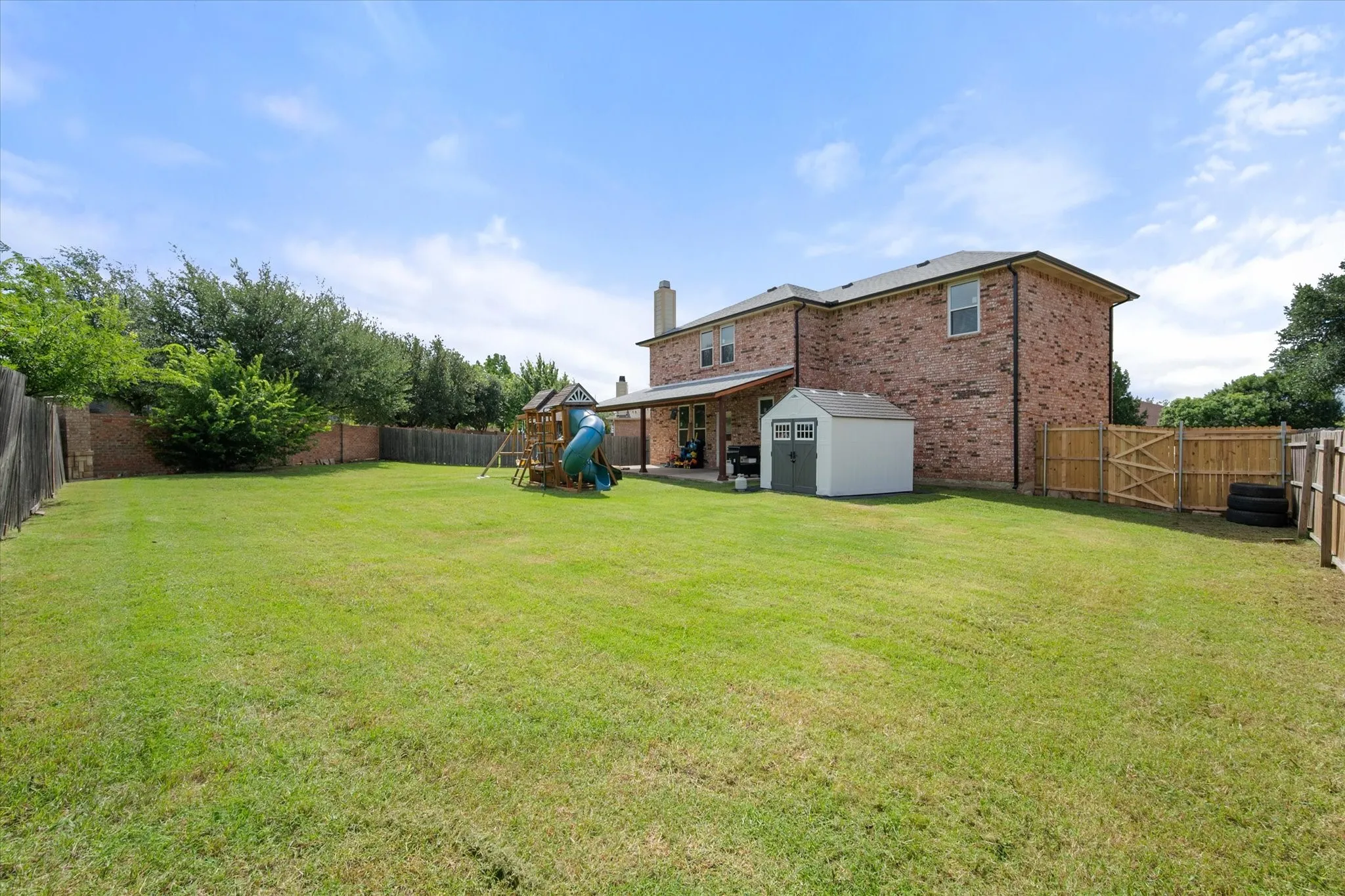 Over sized back yard oasis!