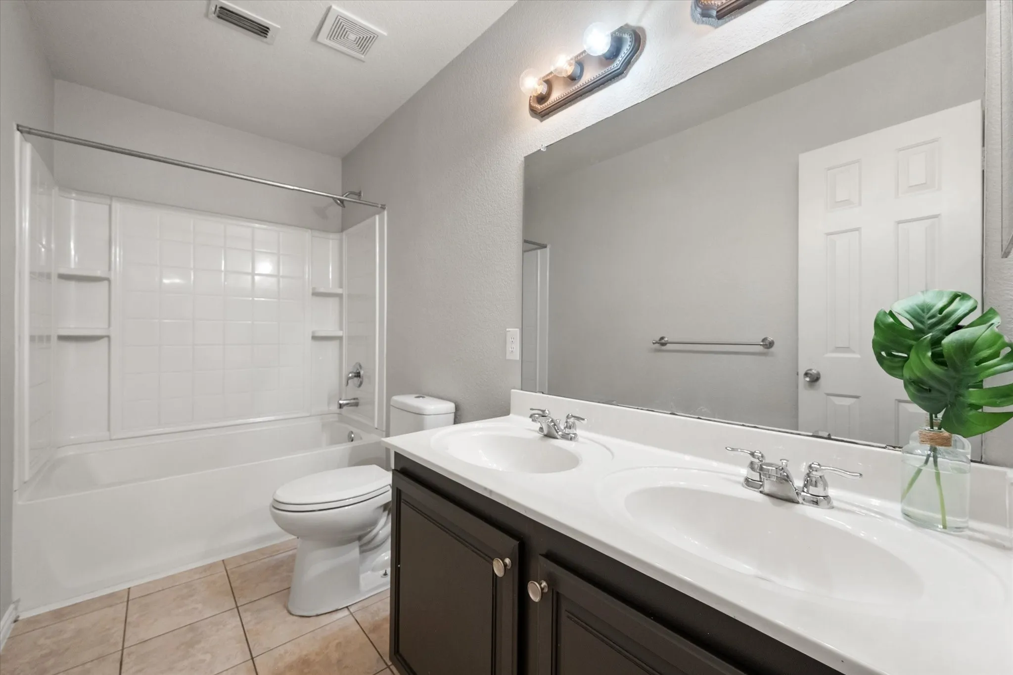 Single Family Residence For Sale in Tarrant County , 517 Zachum Drive, Arlington, Texas 76002, 3 Bedroom, 3 Bathroom, 2 Garage spaces, 2,305 Sqft, built in 2005, mls#21366504, Real Estate Agent in Arlington, Homes For Sale in Tarrant county, Homes For Sale in Arlington, Realtor in Arlington Texas, Real Estate Brokerage Independent Realty Texas, Luminita Cordes Realtor