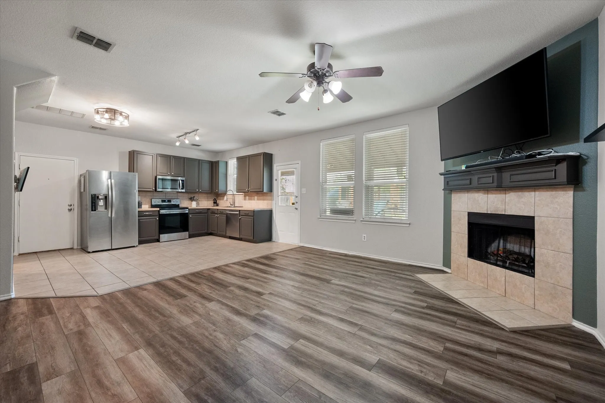 Single Family Residence For Sale in Tarrant County , 517 Zachum Drive, Arlington, Texas 76002, 3 Bedroom, 3 Bathroom, 2 Garage spaces, 2,305 Sqft, built in 2005, mls#21366504, Real Estate Agent in Arlington, Homes For Sale in Tarrant county, Homes For Sale in Arlington, Realtor in Arlington Texas, Real Estate Brokerage Independent Realty Texas, Luminita Cordes Realtor