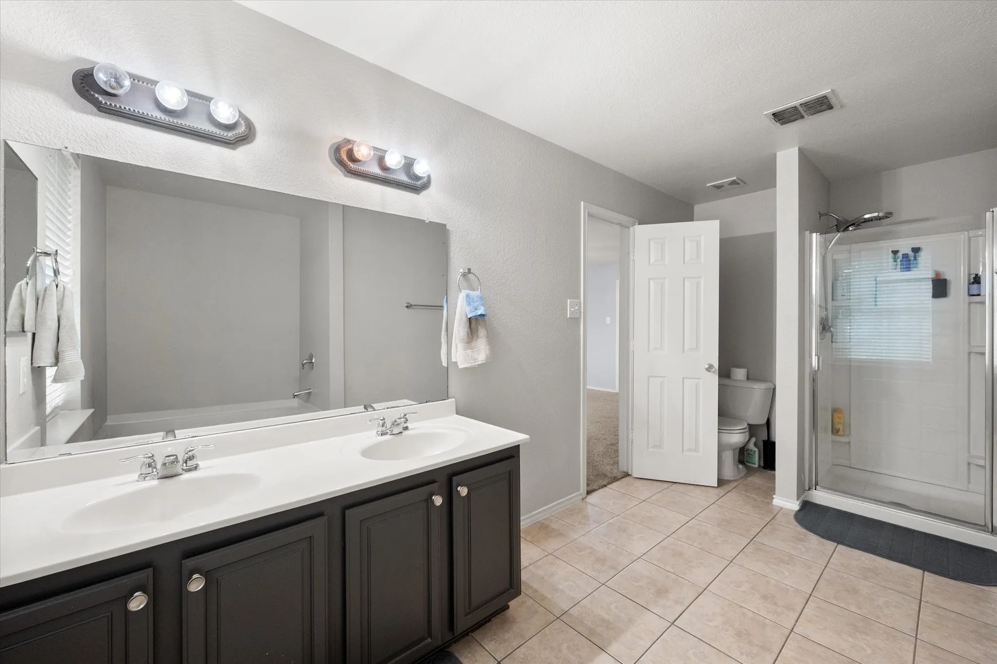 Single Family Residence For Sale in Tarrant County , 517 Zachum Drive, Arlington, Texas 76002, 3 Bedroom, 3 Bathroom, 2 Garage spaces, 2,305 Sqft, built in 2005, mls#21366504, Real Estate Agent in Arlington, Homes For Sale in Tarrant county, Homes For Sale in Arlington, Realtor in Arlington Texas, Real Estate Brokerage Independent Realty Texas, Luminita Cordes Realtor
